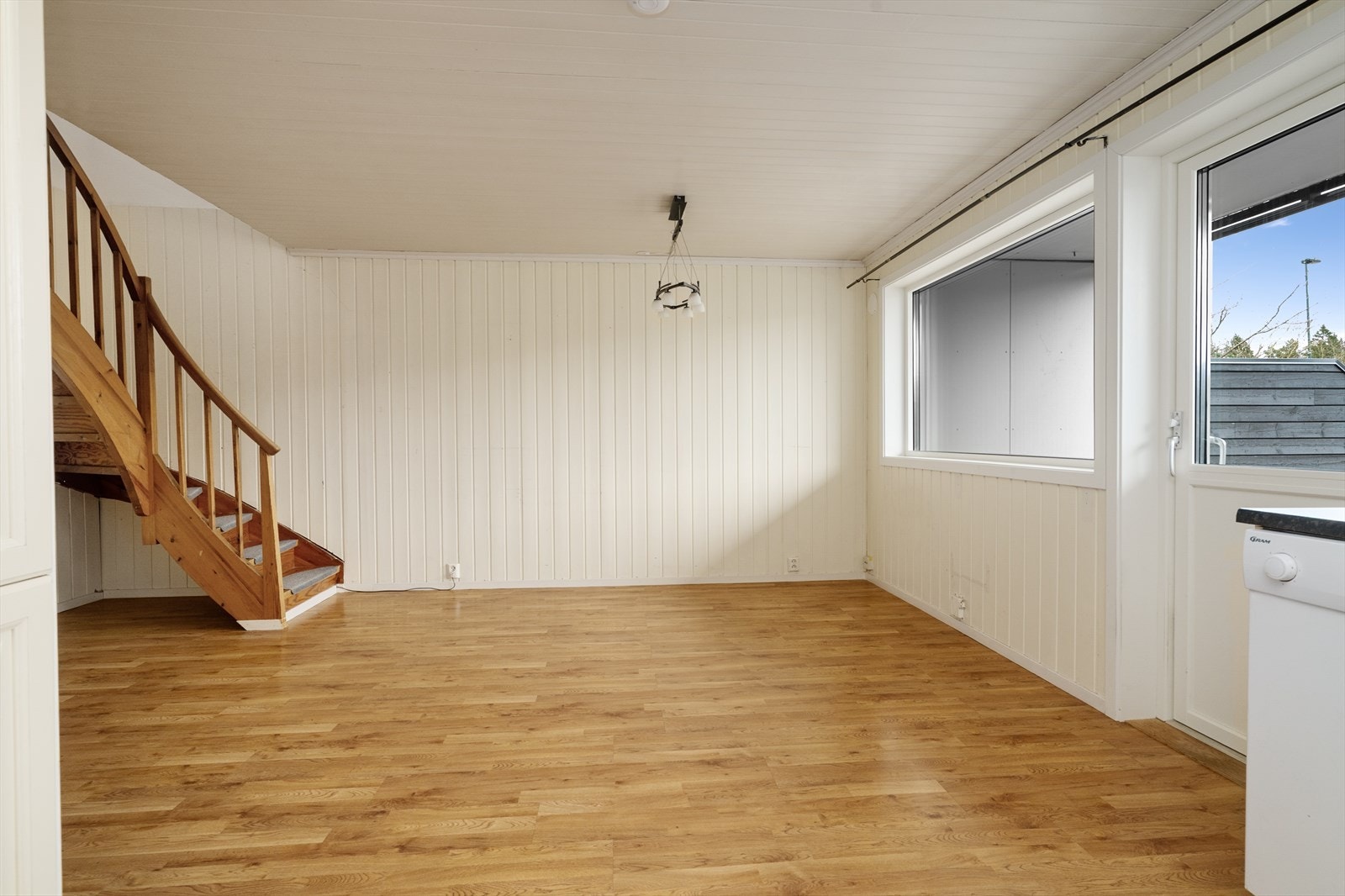 Overflater består av laminat på gulv, malt panel på vegg samt malt panel i himling. Fra stuen er det trapp opp til boligens 2. etasje. Galleribilde