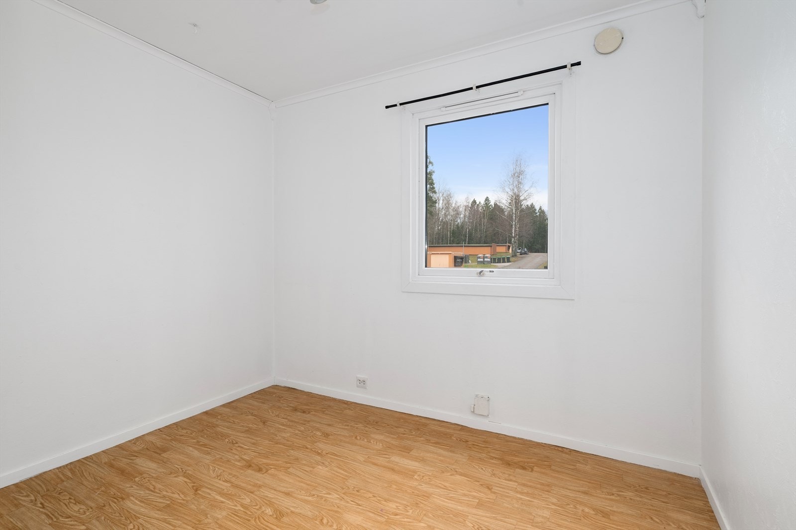 Soverommene i 2. etasje har vinylbelegg og laminat på gulv, malt tapet på vegg og malt pusset betong i himling. Galleribilde