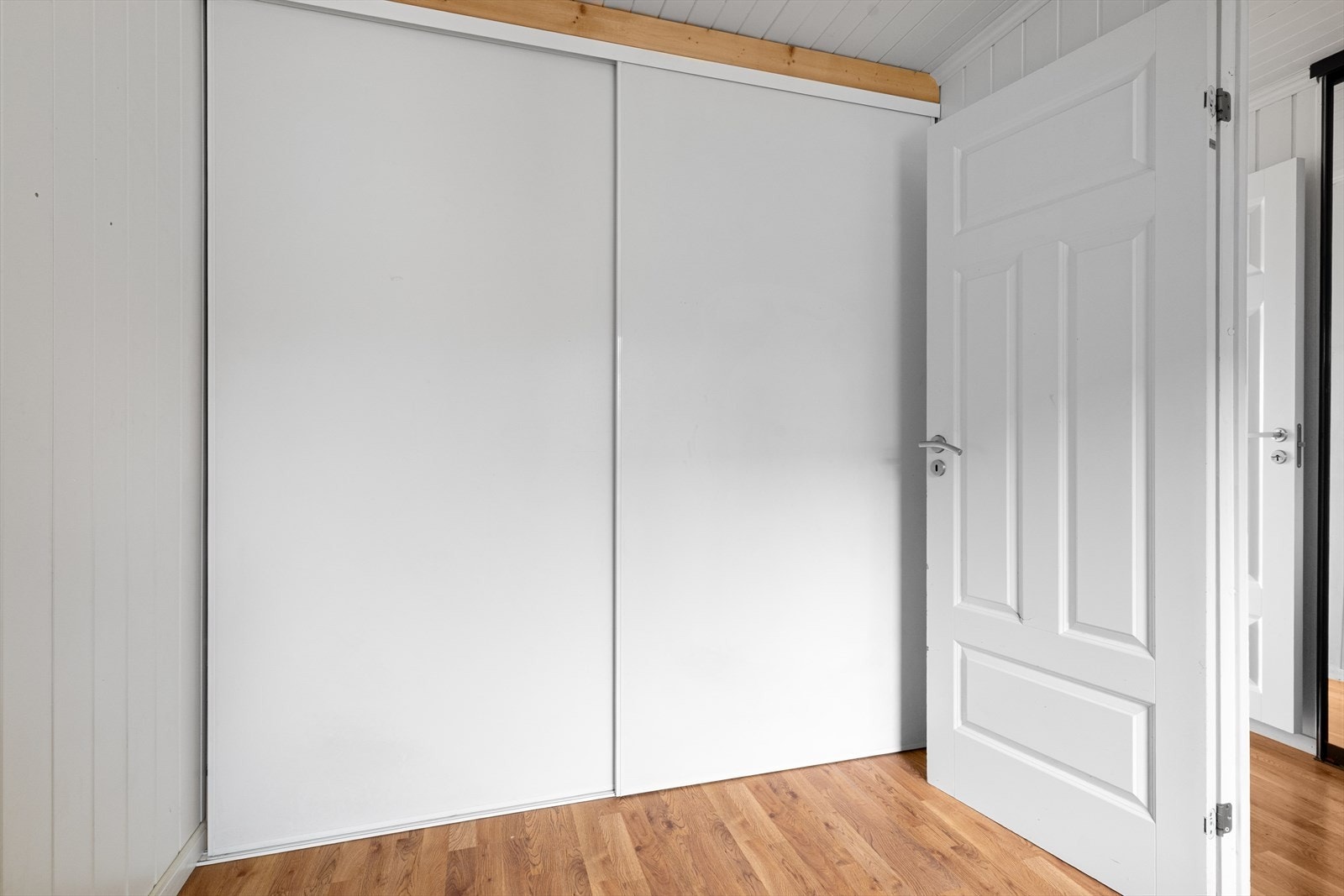 Soverommet er romslig med god plass til seng samt gode oppbevaringsmuligheter for klær i skyvedørsgarderobe. Galleribilde