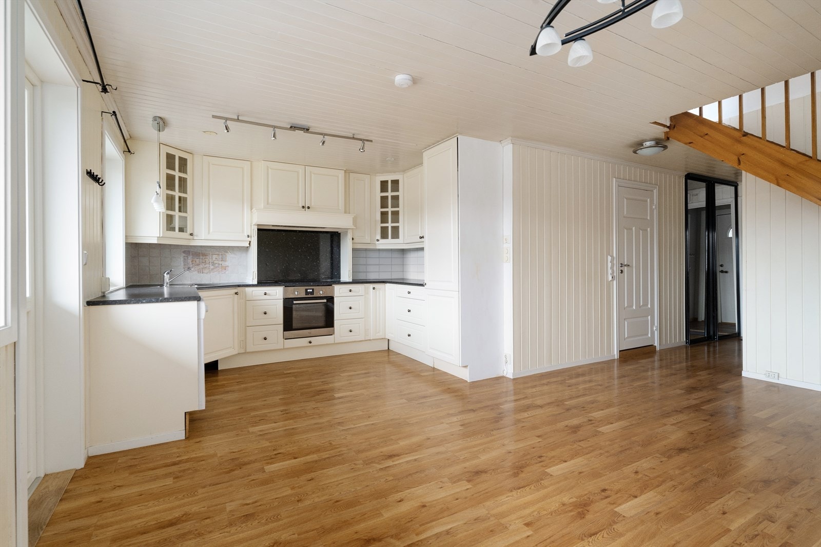 Kjøkkenet og spisestuen i 1. etg ligger i åpen løsning som gir en luftig og god romfølelse. Galleribilde