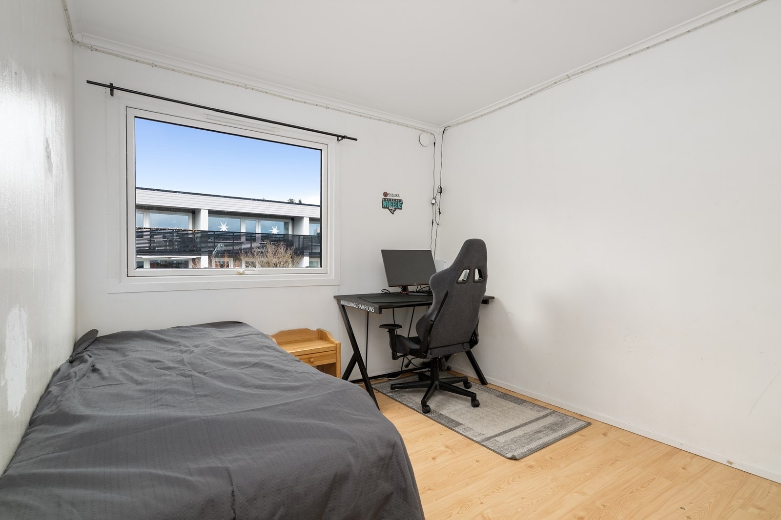 Romslig og lyst soverom i 2. etasje med god plass til seng og garderobeløsning. Galleribilde