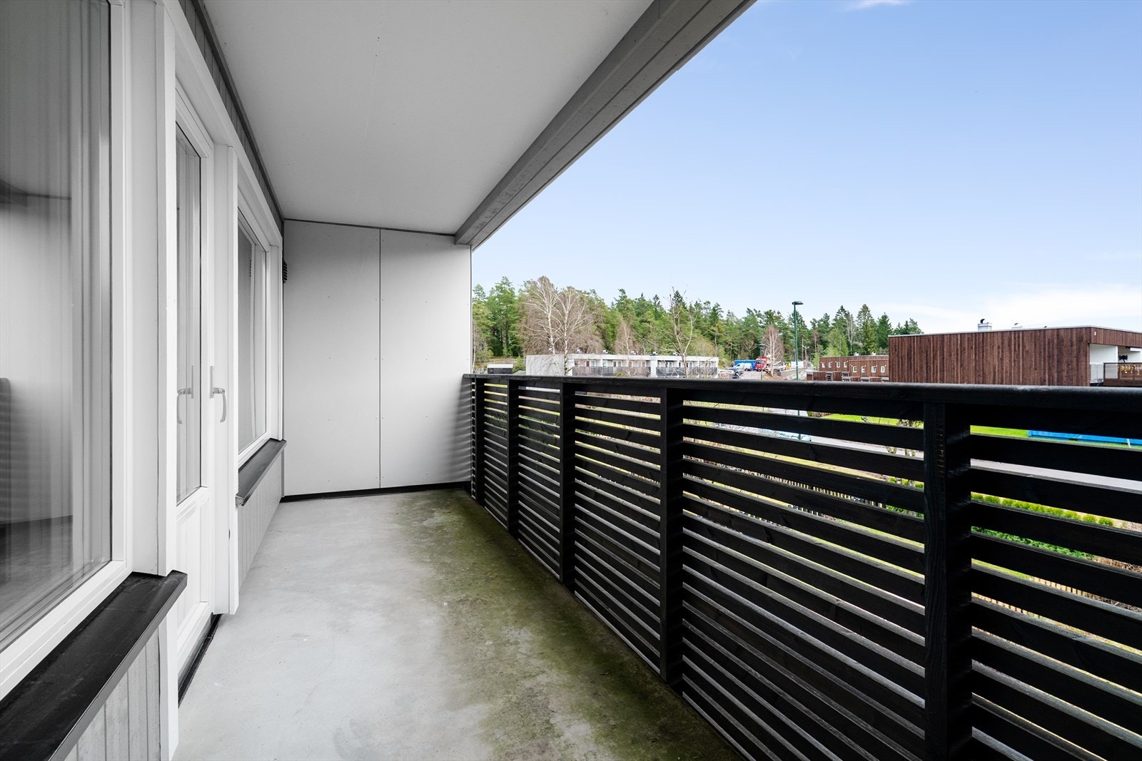 Fra stuen i 2. etasje er det utgang til overbygget balkong. Rekkverket er skiftet i 2024 i regi av brl. Galleribilde