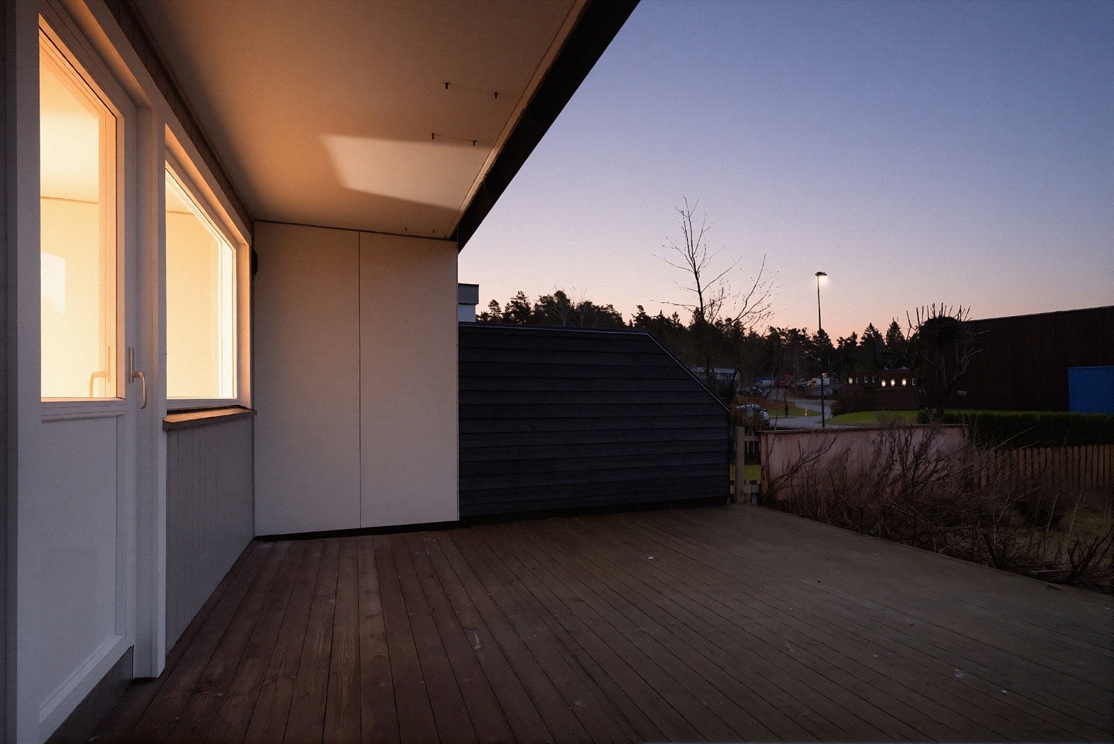 Hyggelig kveldsstemning på terrassen. Galleribilde