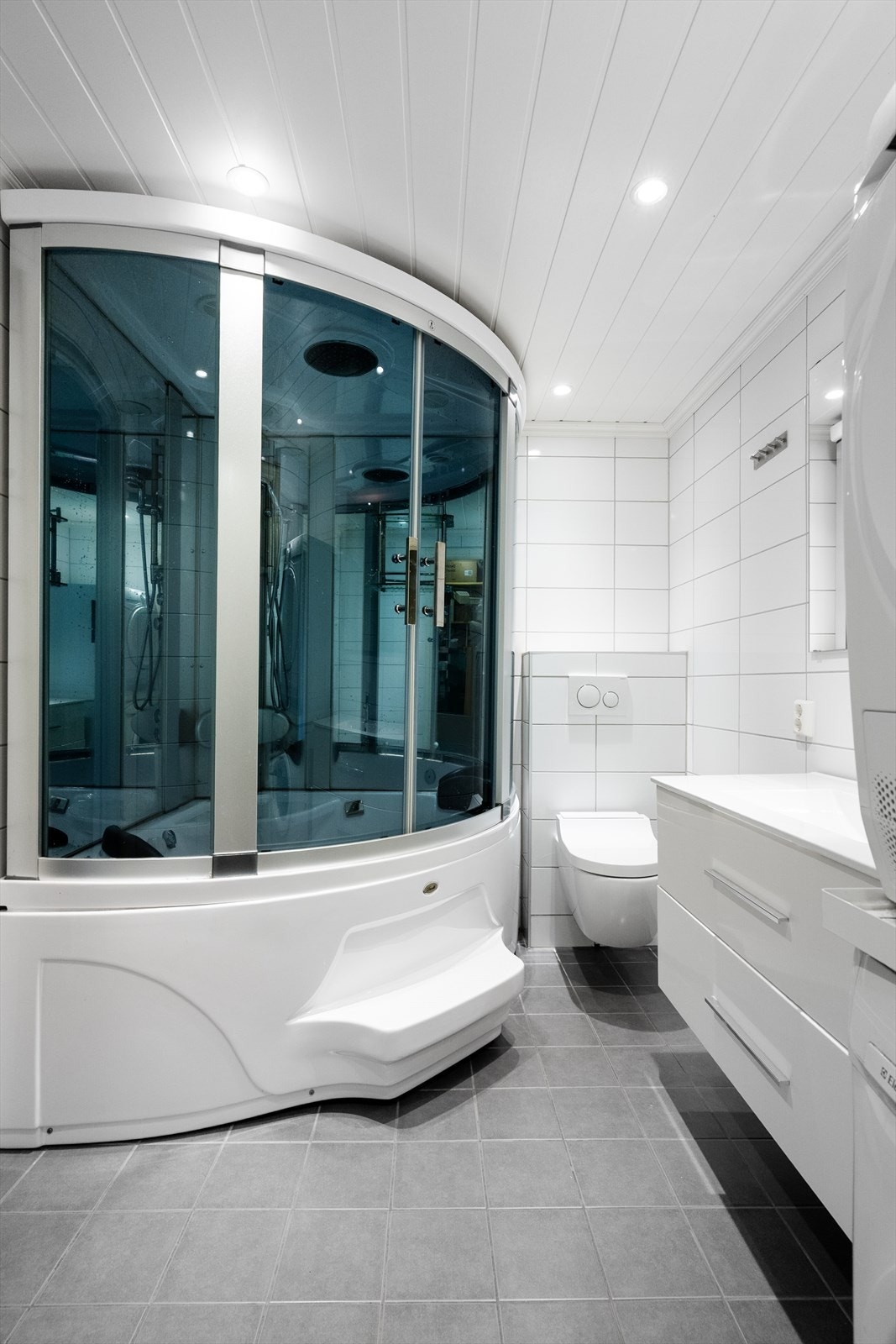 Bobleadekar innehar boblebad, steamfunksjon, massasjedusj i seteryggen, regndusj og bluetooth høyttaler. Galleribilde