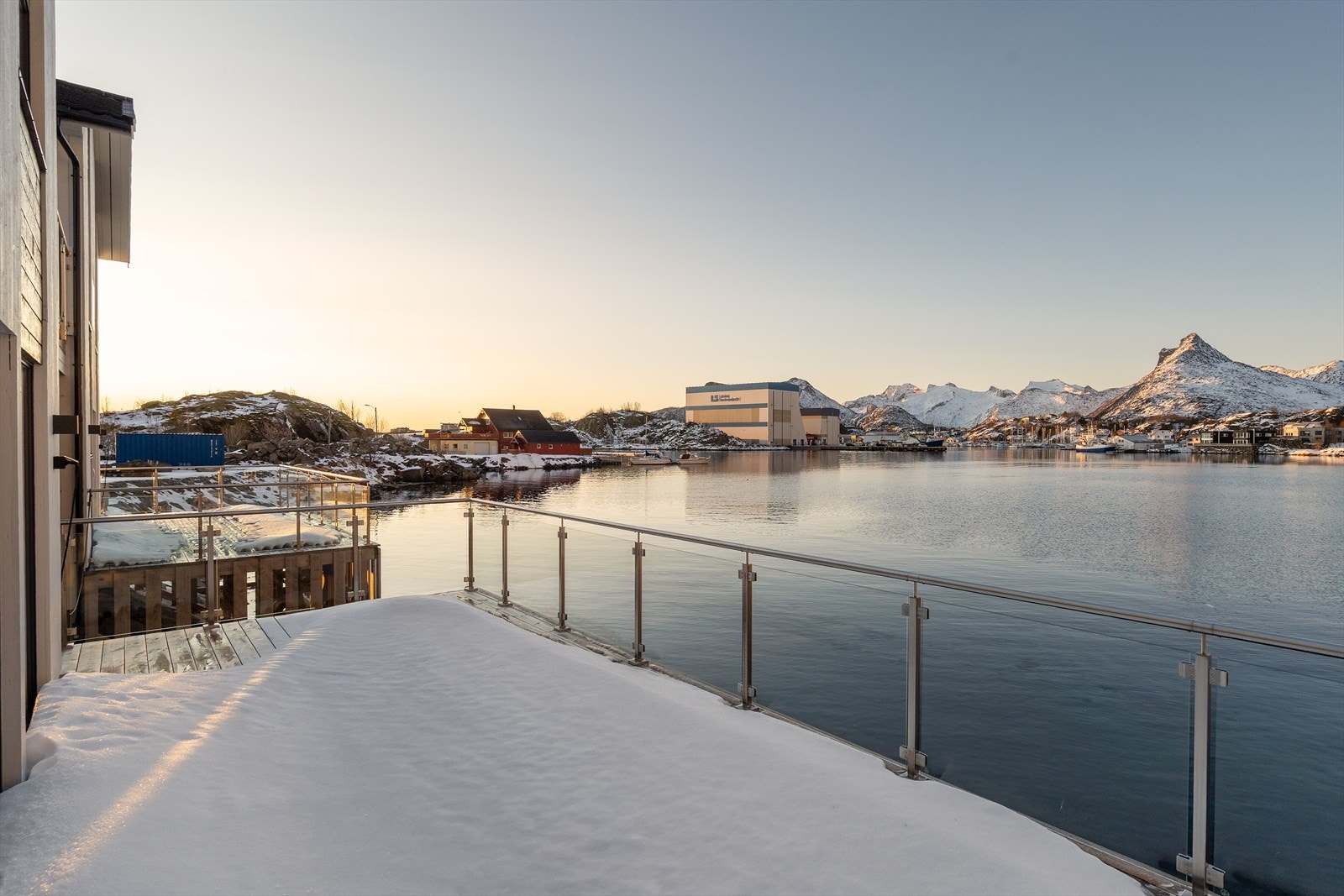 Hovedstuen forlenges av en nydelig terrasse med fri utsikt og et areal på ca. 24,9 kvm. Galleribilde