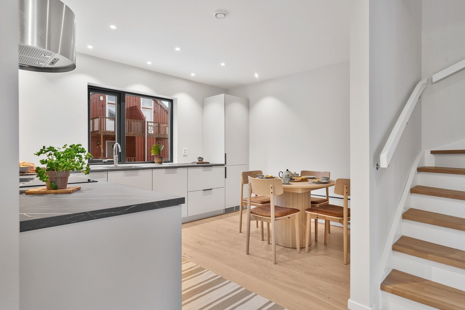 Arbeidsflatene er gode, og kjøkkenet har egen spiseplass og mye oppbevaring. Galleribilde