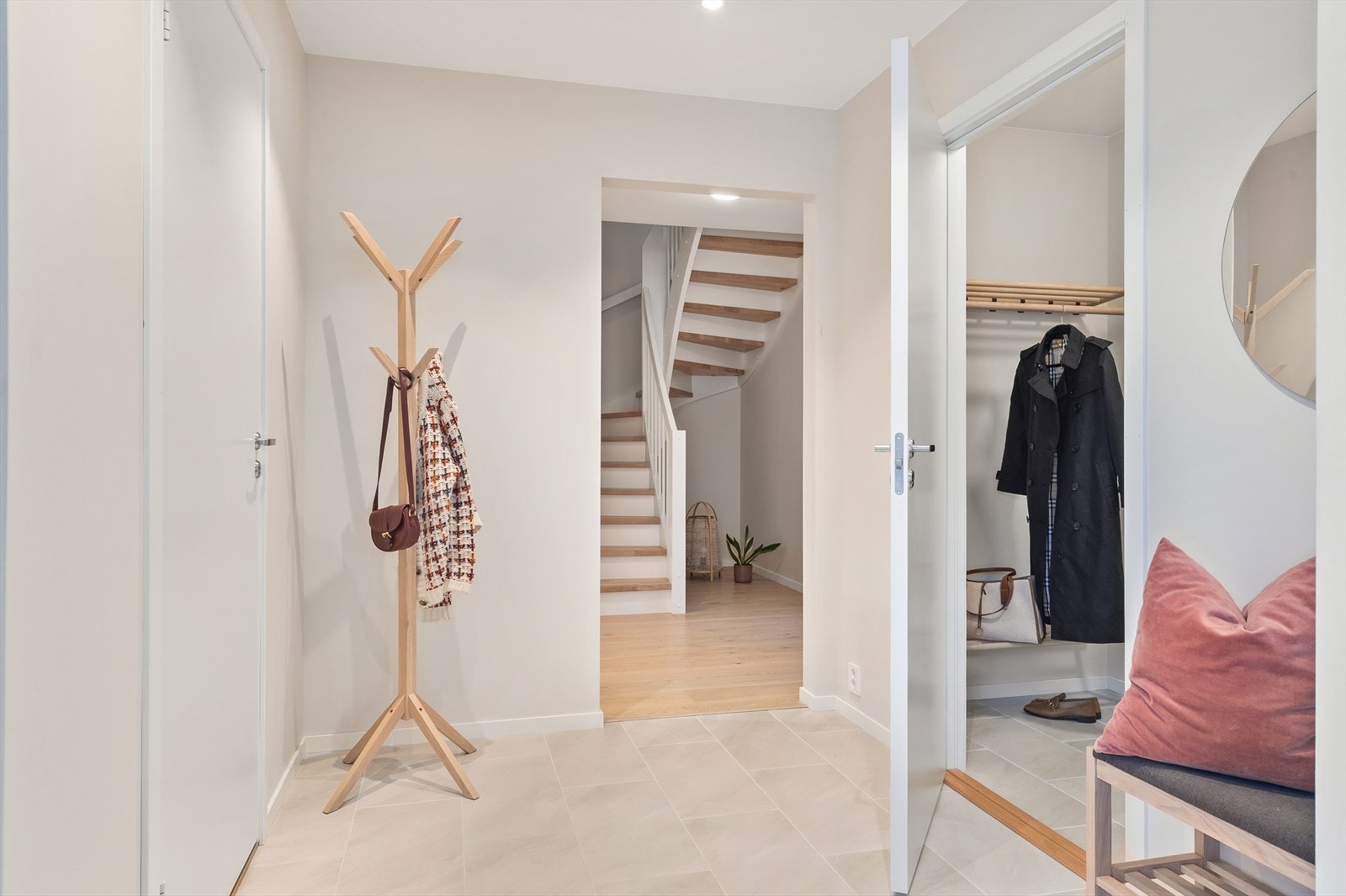 Tilknyttet entreen finner man et hendig walk-in closet med hyller og klesoppheng. Galleribilde