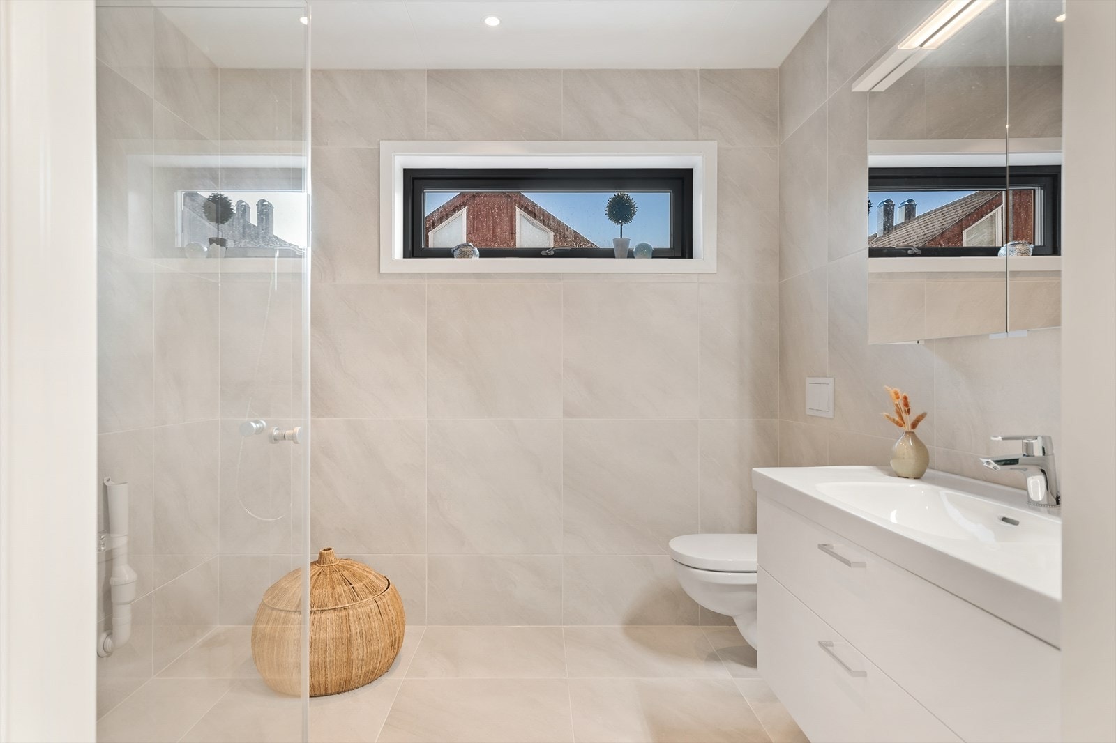 Badet i 1. etasje har gulvvarme, vegghengt toalett og opplegg for vaskemaskin. Galleribilde