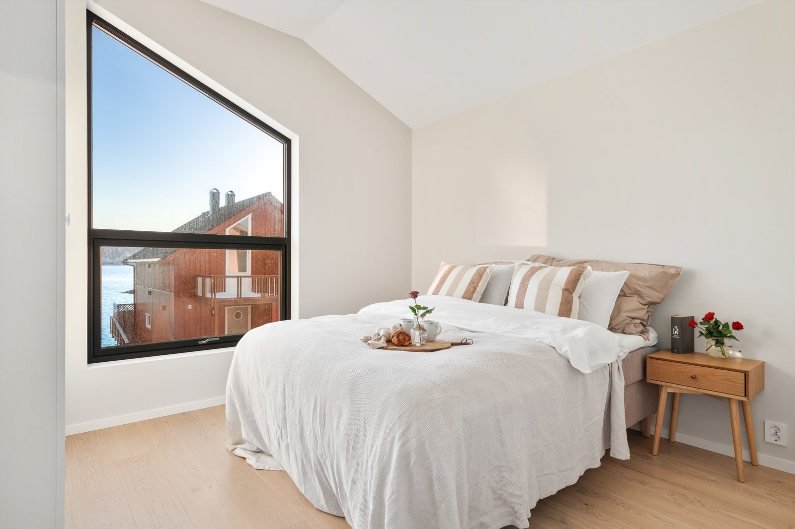 Hovedsoverommet innredes enkelt med dobbeltseng og tilhørende nattbord. Galleribilde