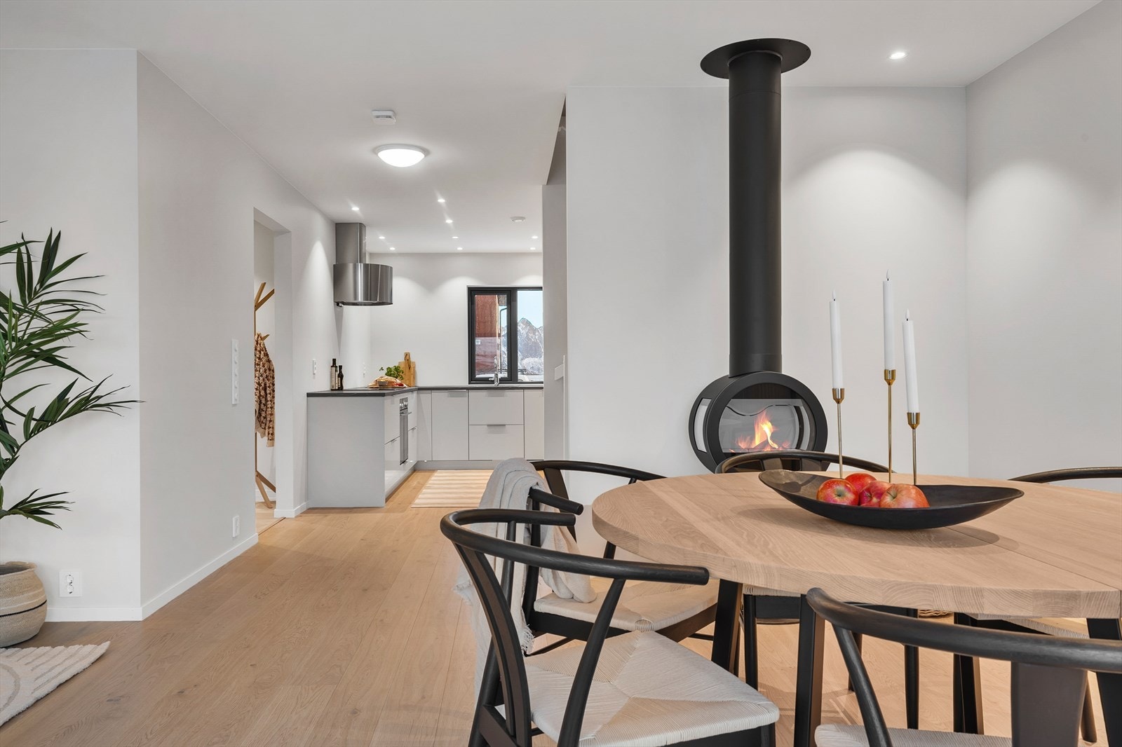 Utformingen gjør stuen enkel å møblere med flere sittegrupper i ulike soner. Galleribilde