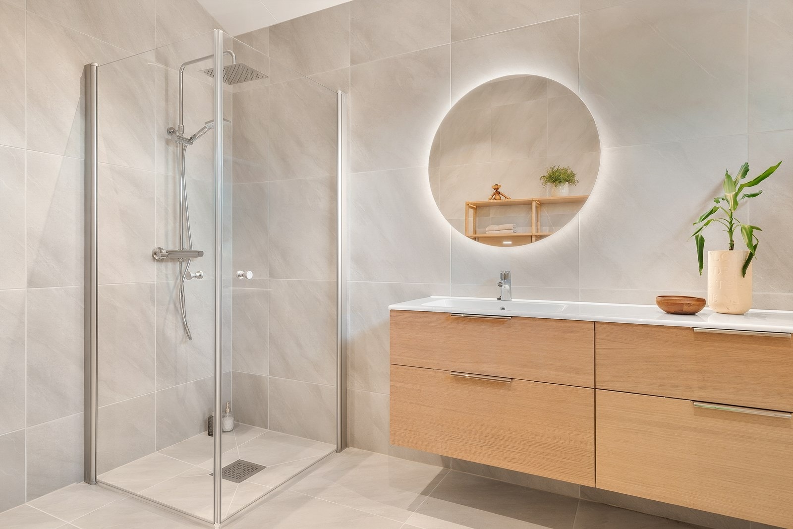 Planløsningen er svært funksjonell, med to lekre bad i hver sin etasje. Galleribilde