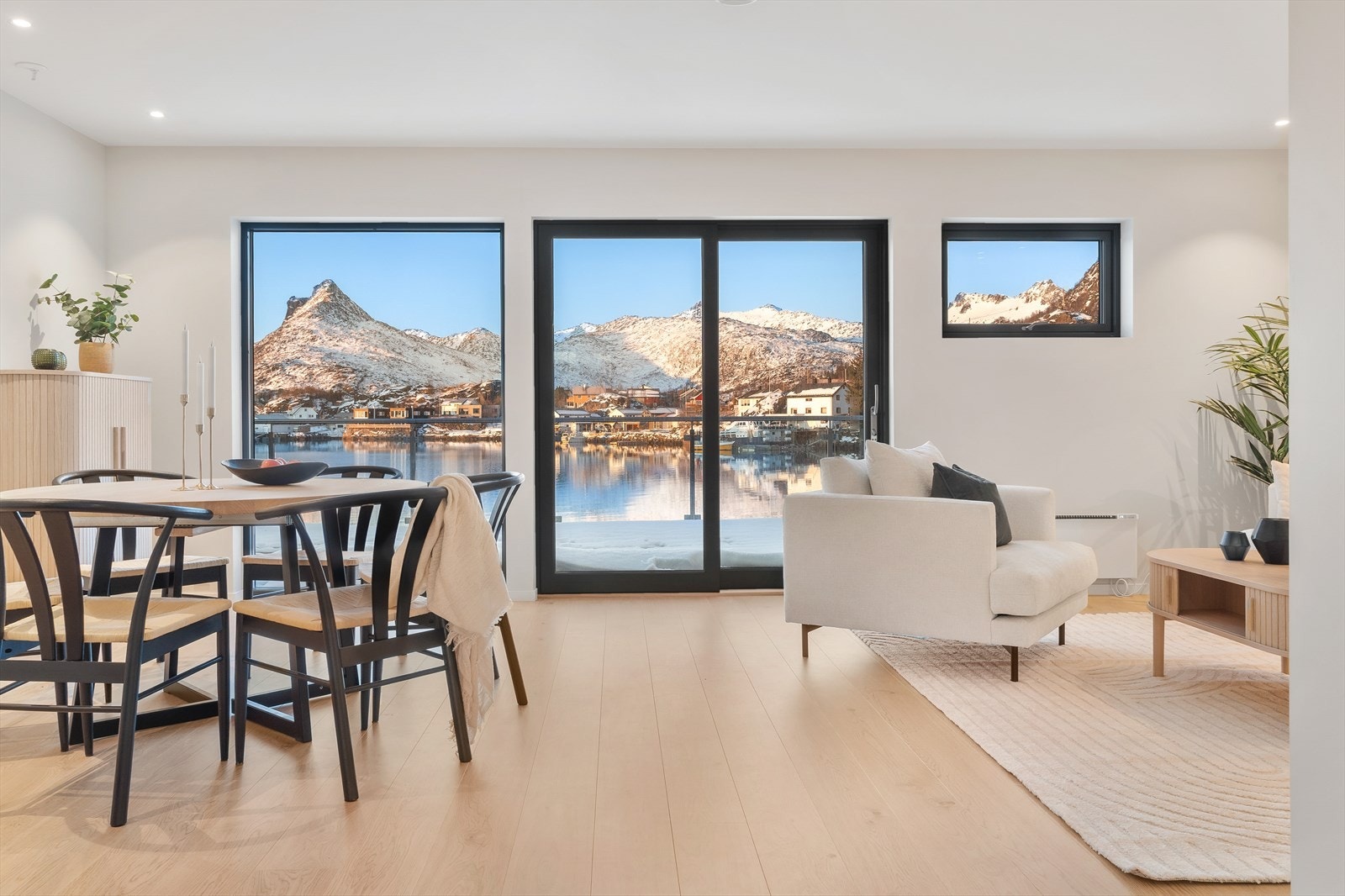 Sett deg godt til rette i sofakroken og sku utover landskapet - som tatt ut fra et postkort. Galleribilde