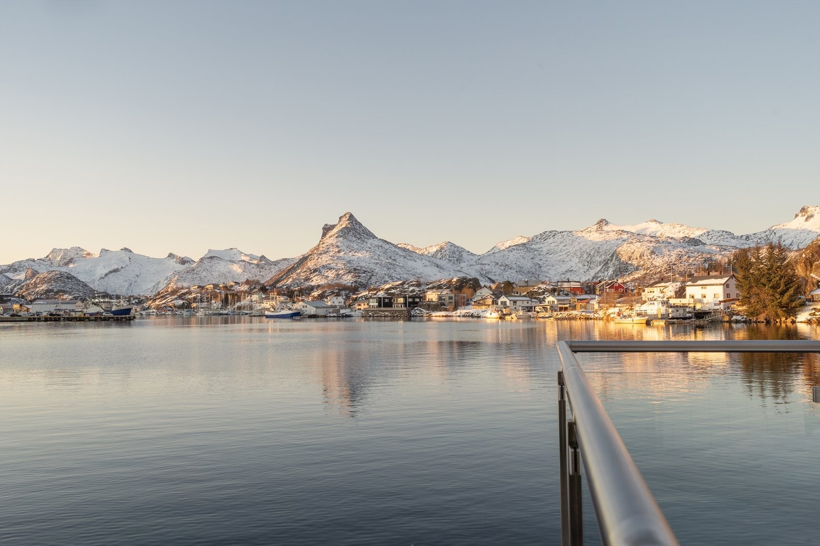 Boligen ligger vestvendt med råflott utsikt. Gode solforhold. Galleribilde