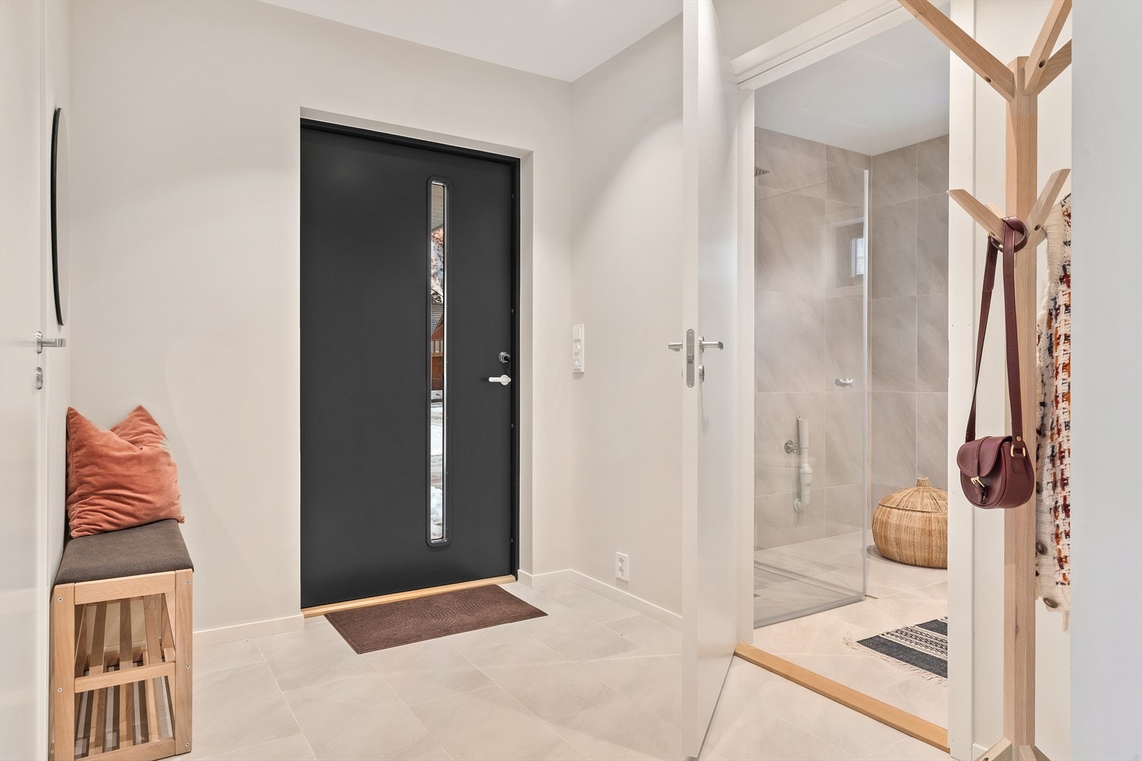 Man ønskes velkommen av en flott entré med varme under delikate gulvfliser - som fortsetter inn på badet. Galleribilde