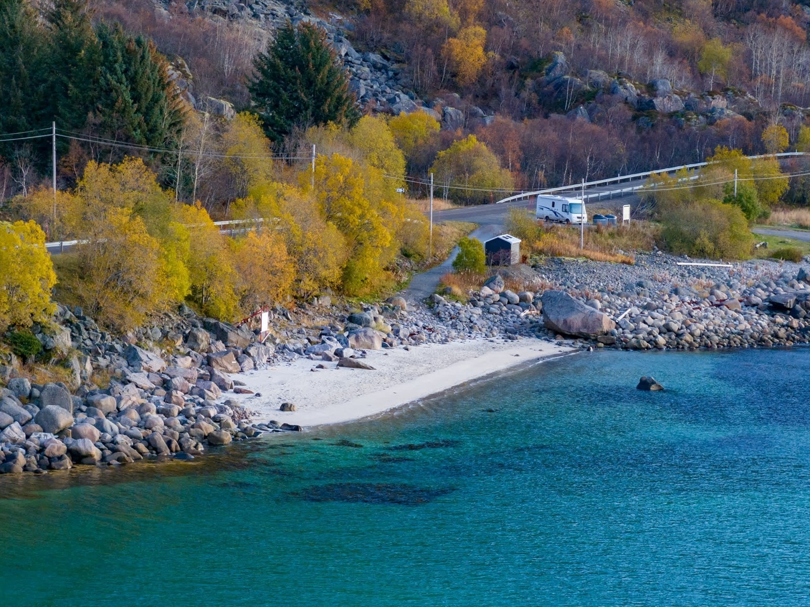 Svolvær badestrand ligger bare en spasertur unna. Galleribilde