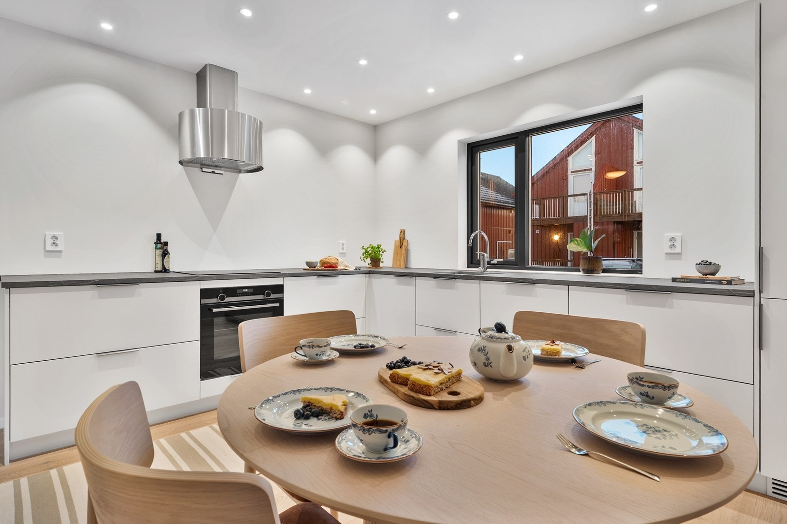 Kjøkkenet er fra kvalitetsleverandøren Drømmekjøkkenet; utstyrt med integrerte hvitevarer levert av Siemens. Galleribilde