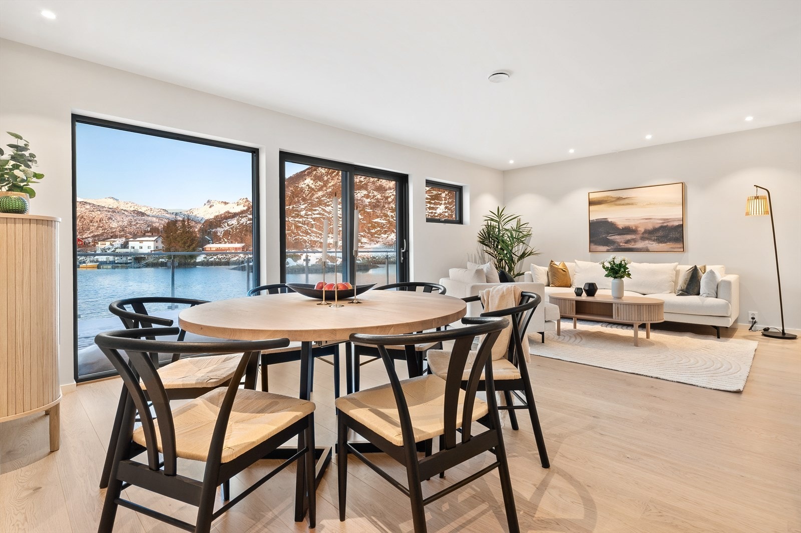 Stuen er et innbydende oppholdsrom, der store vinduer i front gir en wow-effekt med nydelig utsikt og mye dagslys. Galleribilde