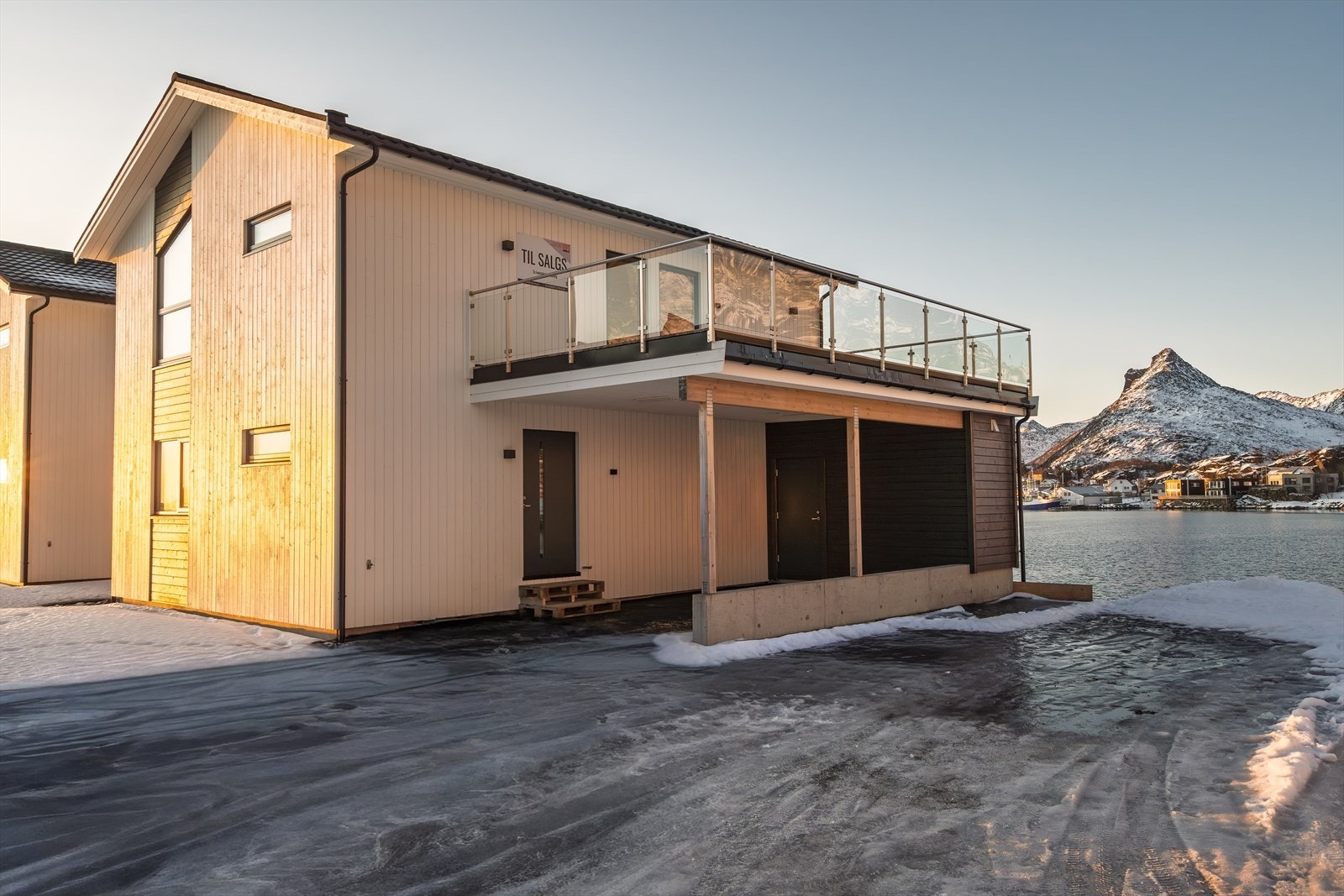 Parkeringen på Moltebærholmen 16 er god: i eller utenfor en carport med overbygd ytterdør og sportsbod i bakkant. Galleribilde