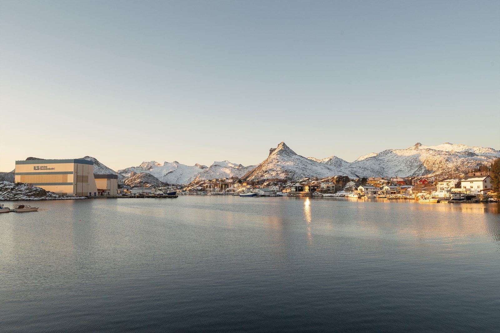 Omgivelsene viser Norge på sitt beste, og her bor man tett på Svolværgeita, Djevelporten og en populær badeplass. Galleribilde