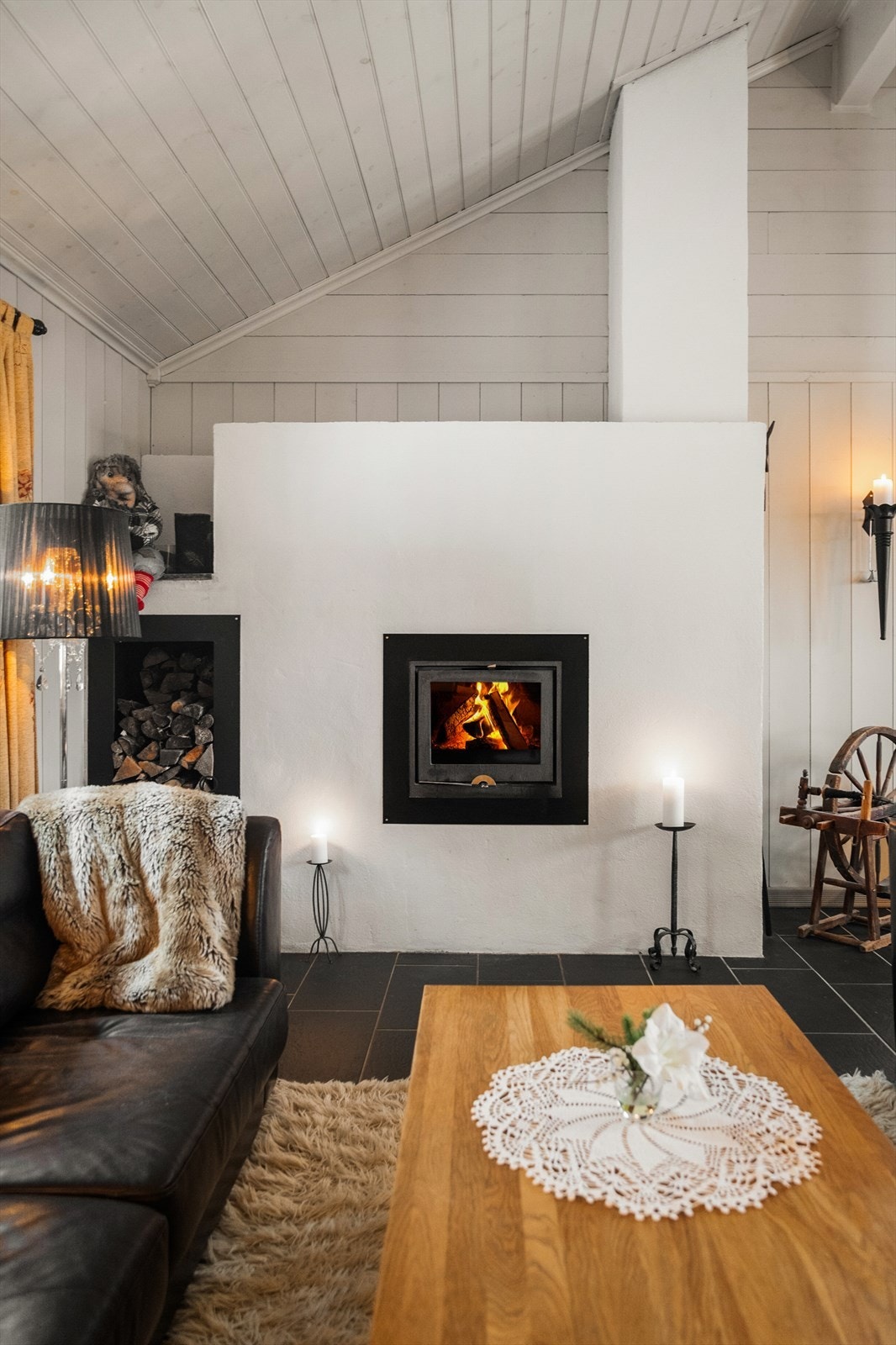 I stuen er det en dekorativ peisovn som gir lun varme på kaldere dager. Galleribilde