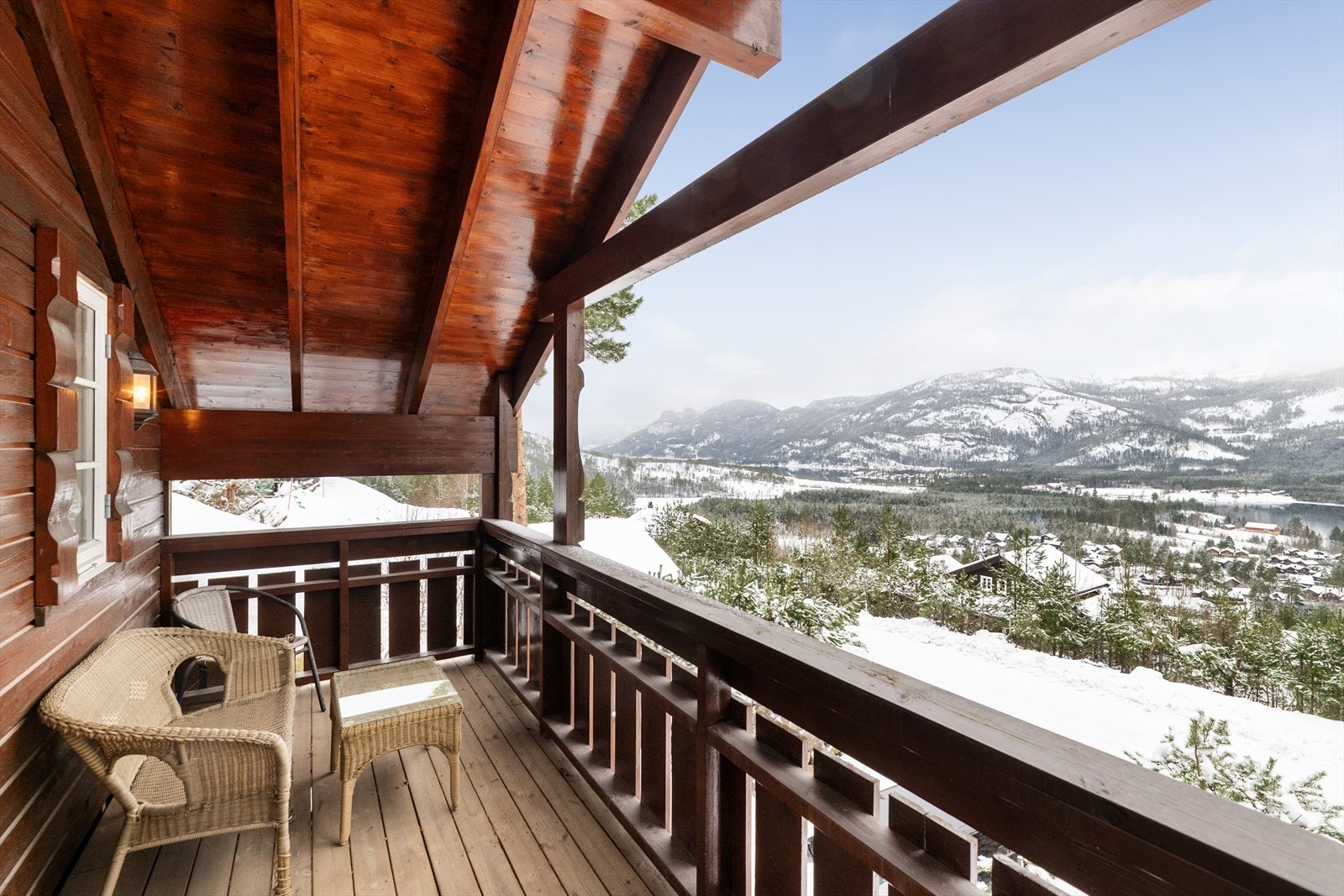 Fra stuen er det utgang til en overbygget balkong med herlig utsikt og plass for sittegruppe. Galleribilde