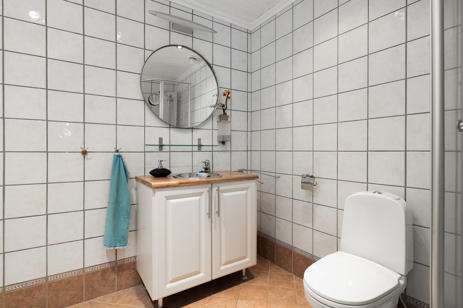 Badet er innredet med dusjkabinett, servant m/ innredning og toalett. Galleribilde