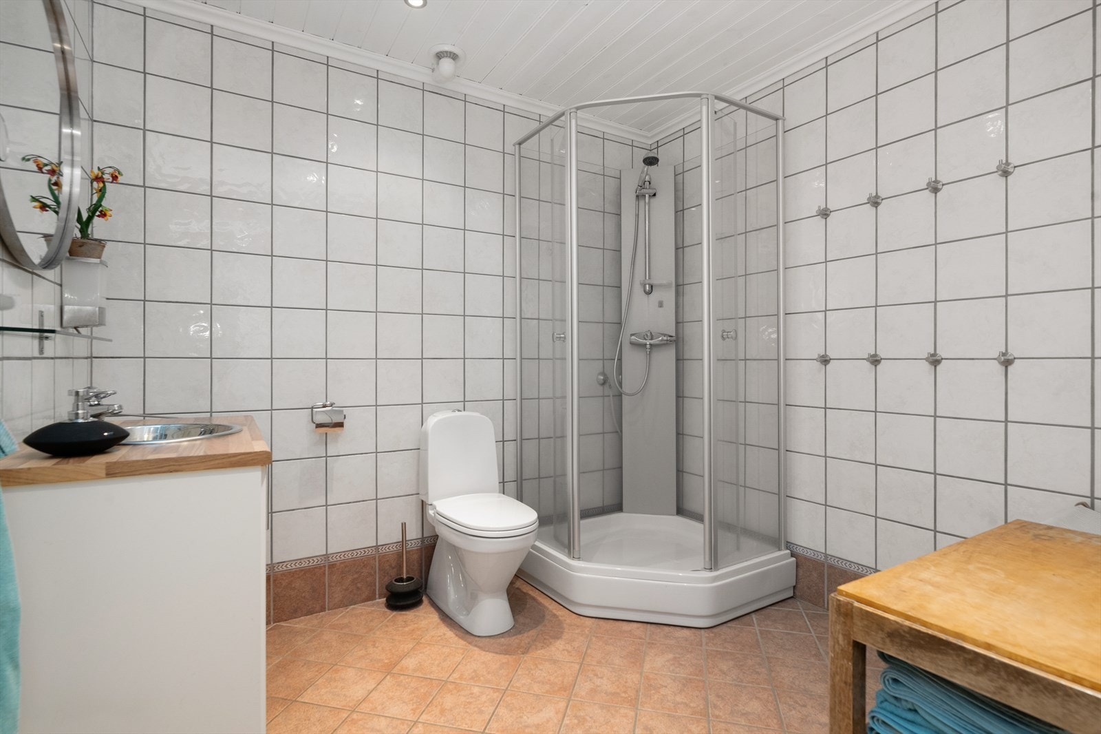 Romslig, helfliset bad med varmekabel i gulv. Galleribilde