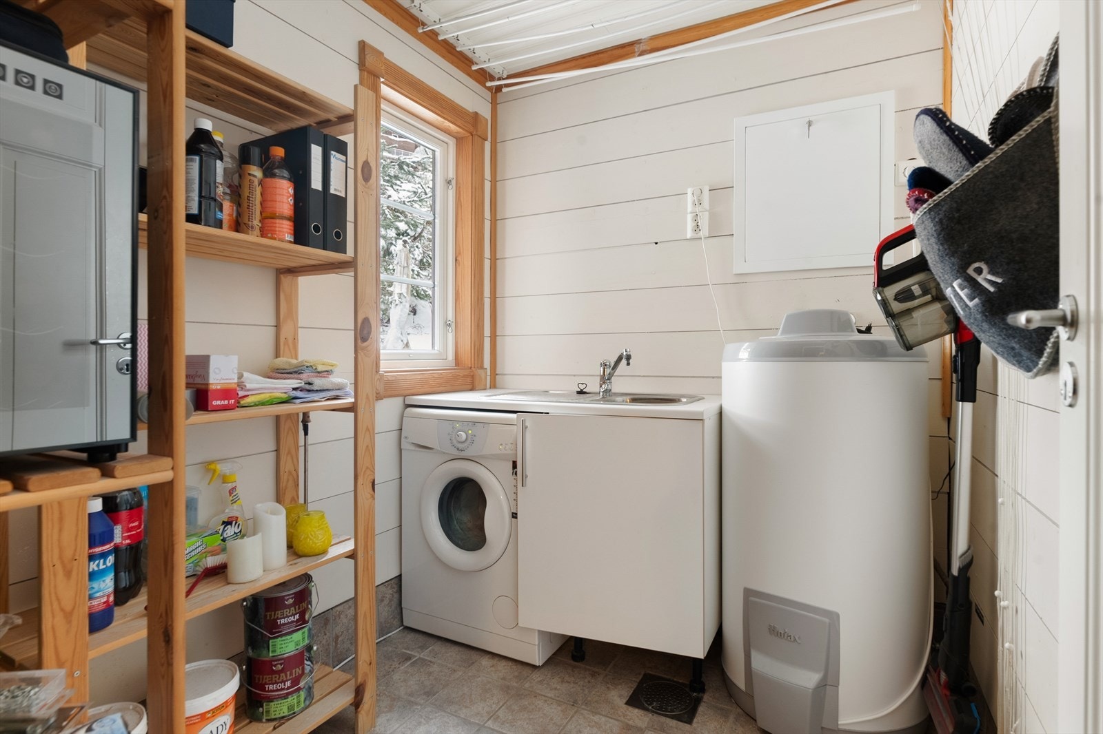 Vaskerommet innehar opplegg til vaskemaskin, vaskekar og VV-tank. Galleribilde