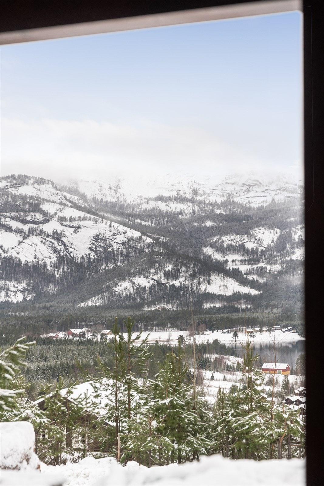 Det er fantastisk utsikt til flotte vann- og fjellområder. Galleribilde