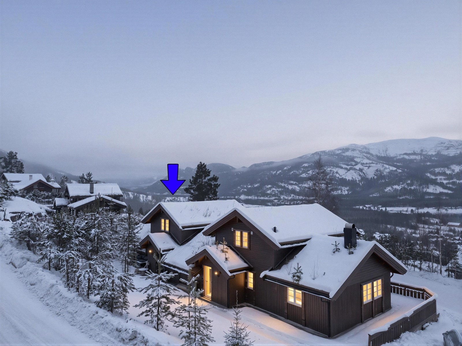 Tomten er opparbeidet med nydelige uteområder med terrasser og fantastisk utsikt, forstøtningsmurer er av naturstein og naturlig vegetasjon. Galleribilde