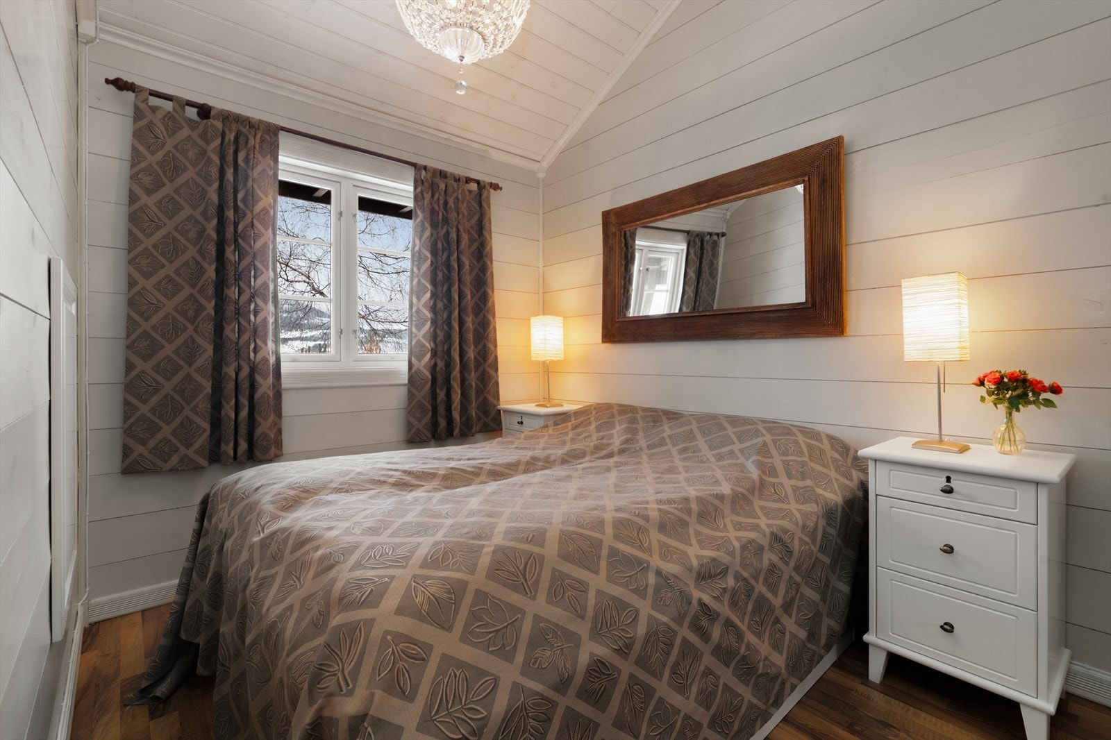 Soverommet er av god størrelse med god plass for dobbeltseng og annen soveromsmøblement. Galleribilde