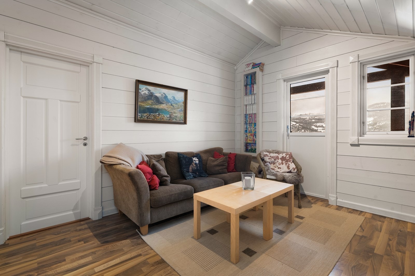 Hytta har en pen tv-stue med god plass for sofa og mediemøblement. Galleribilde