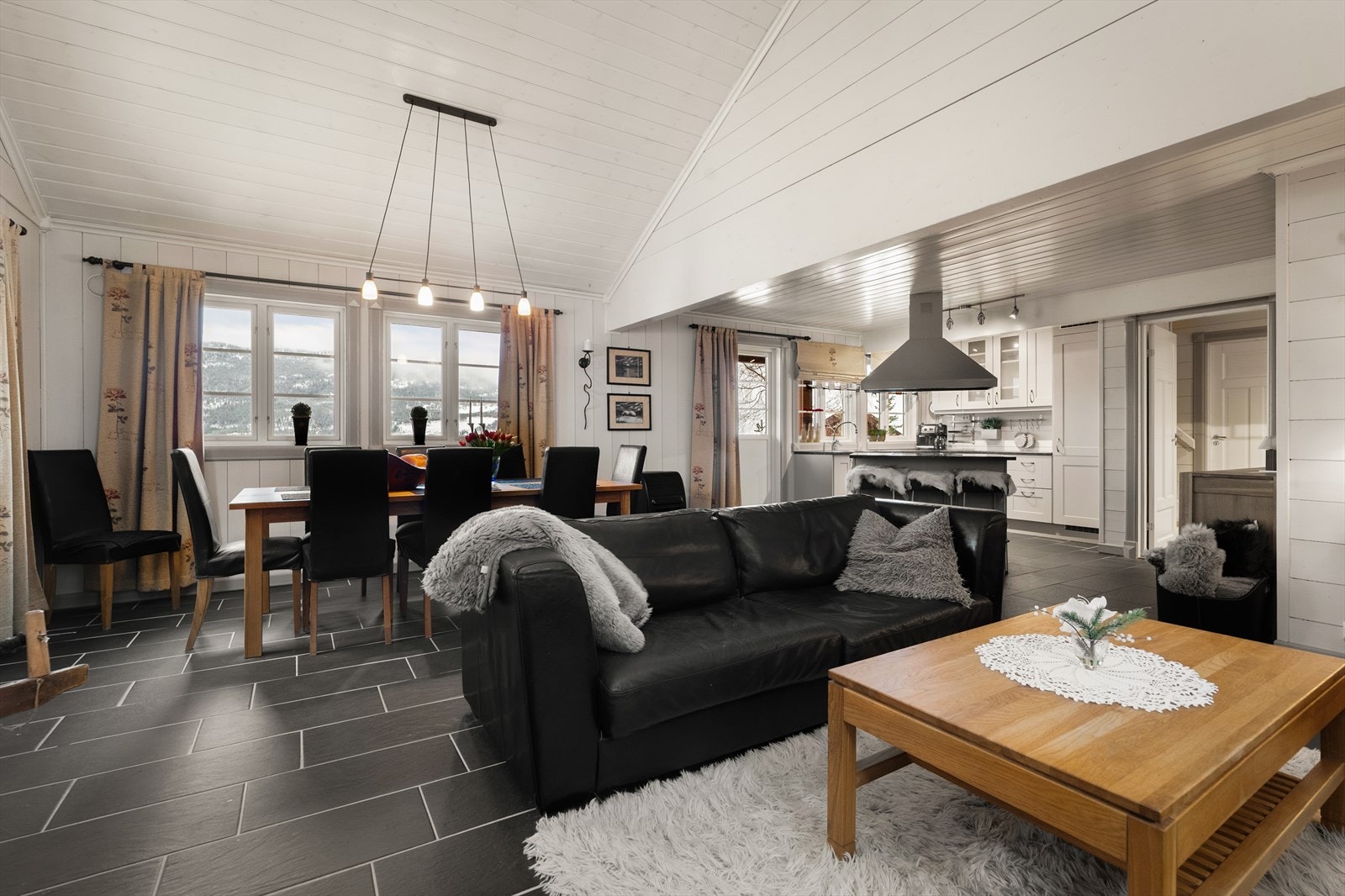 Hytta har en lys og delikat stue med åpen kjøkkenløsning og fantastisk takhøyde. Galleribilde