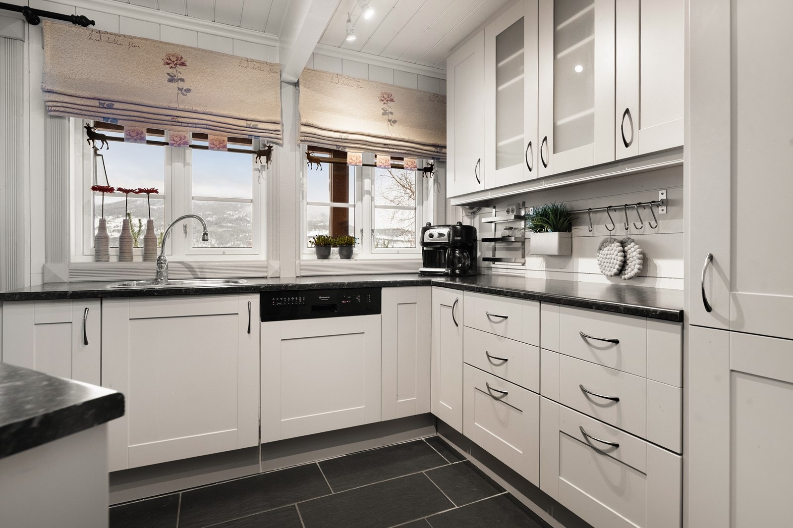 Kjøkkenet har innredning med profilerte fronter og benkeplate av laminat. Det er integrert kjøl/fryseskap, oppvaskmaskin, platetopp og stekeovn. Galleribilde