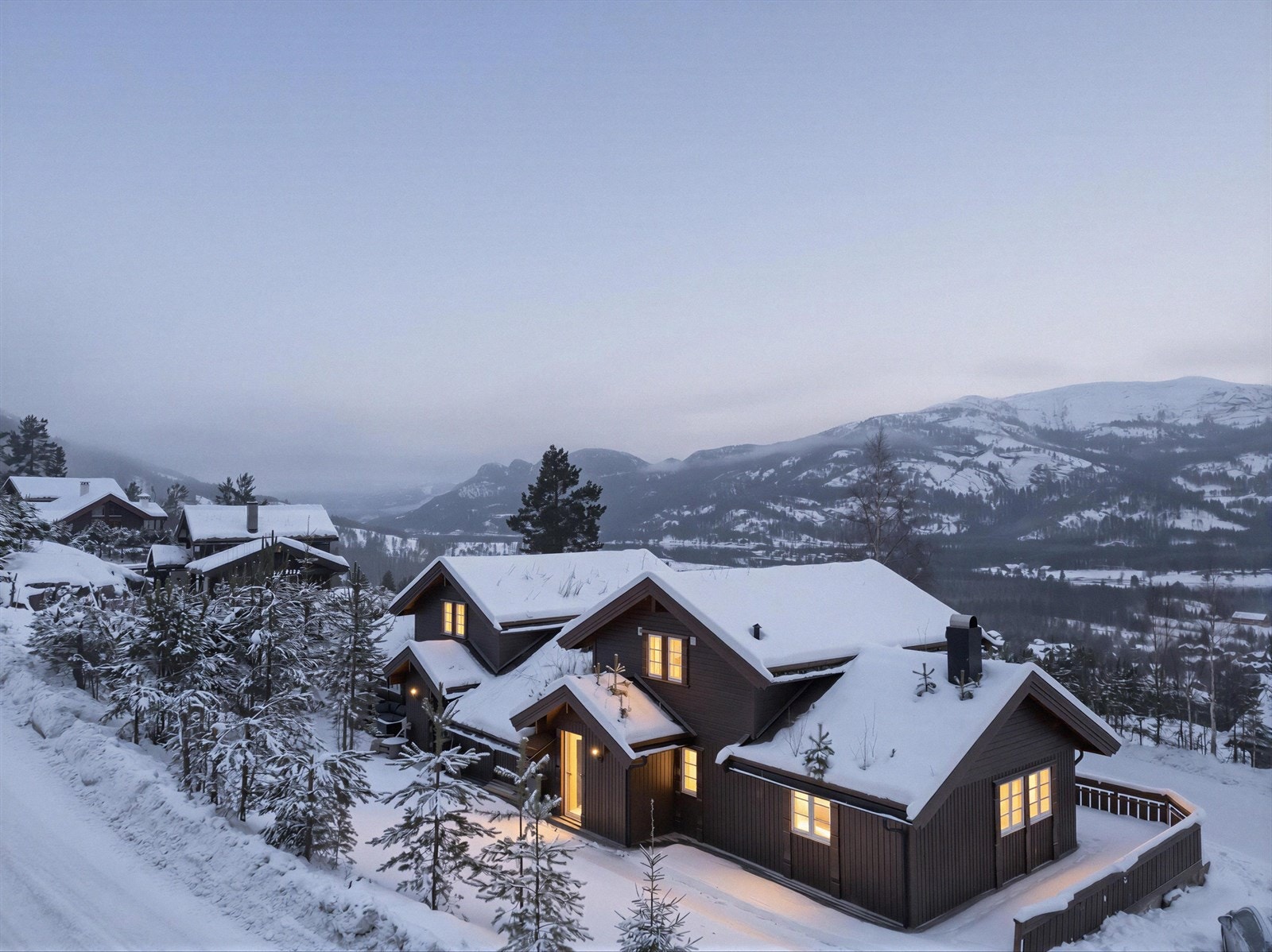 Meget tiltalende og romslig halvpart av tomannshytte med bl.a. 2 stuer, 4 soverom, nydelige uteområder og fantastisk utsikt. (Bildet er redigert, faktiske lysforhold kan variere.) Galleribilde