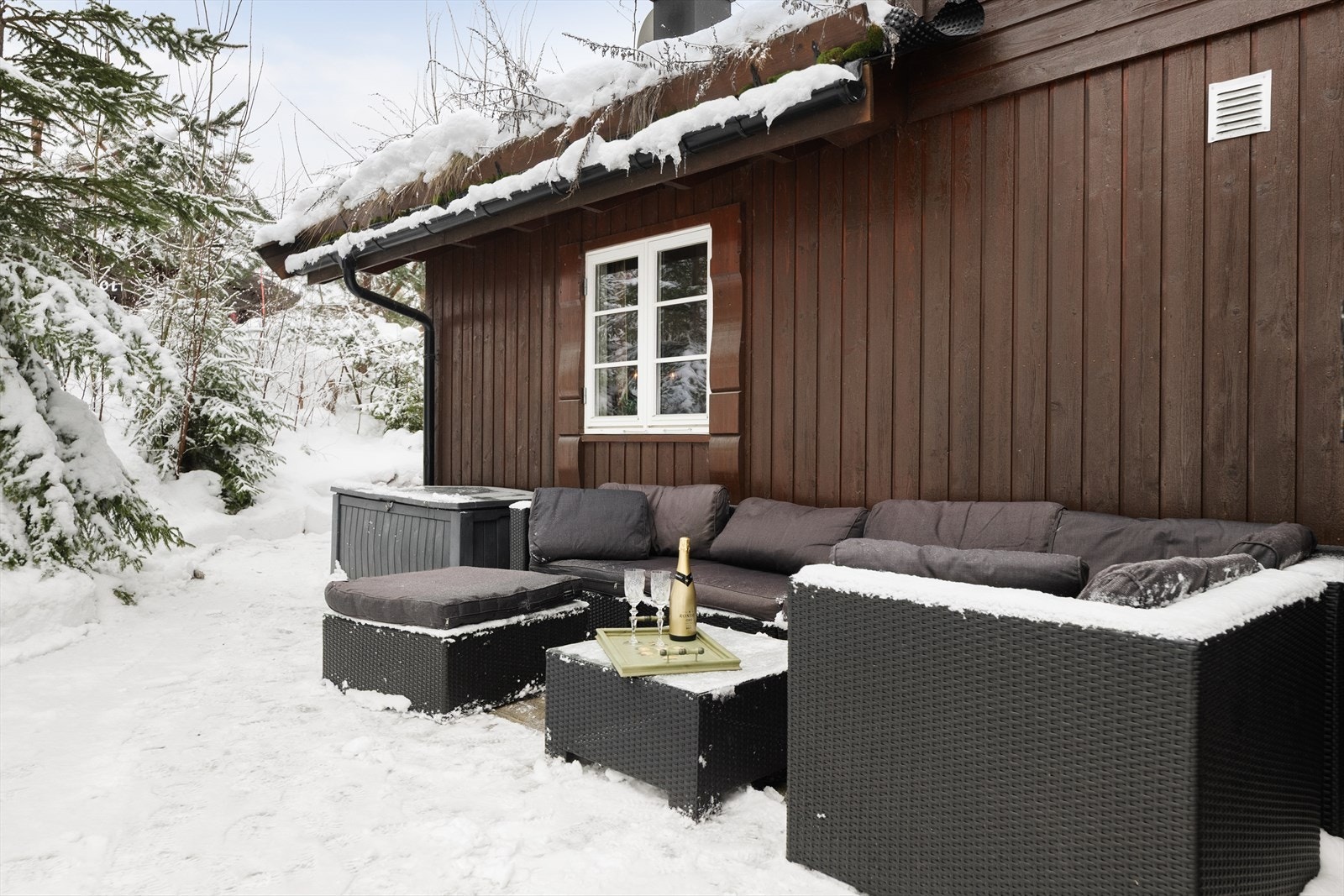 Uteplass ved inngangspartiet, et koselig sted å nyte kveldene i trivelige lag. Galleribilde