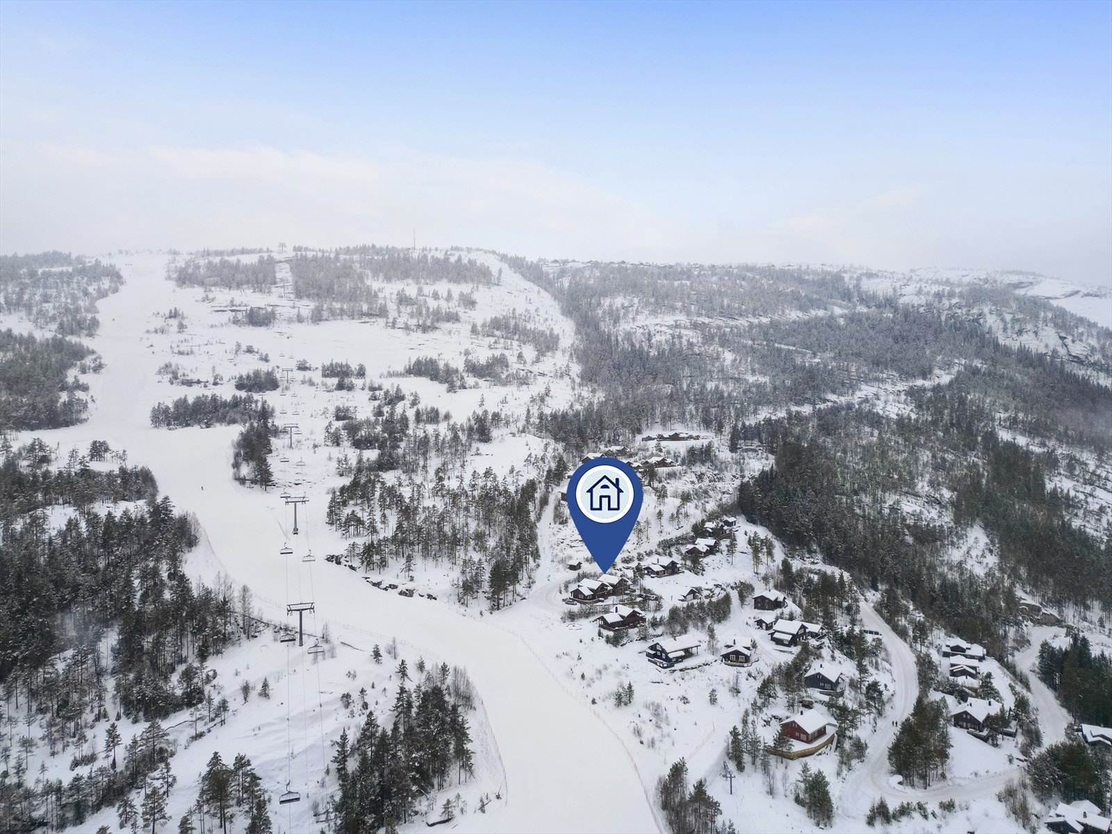 Hytta ligger meget attraktivt til, tett inntil alpinbakkene og med områdets fasiliteter i umiddelbar nærhet. Galleribilde