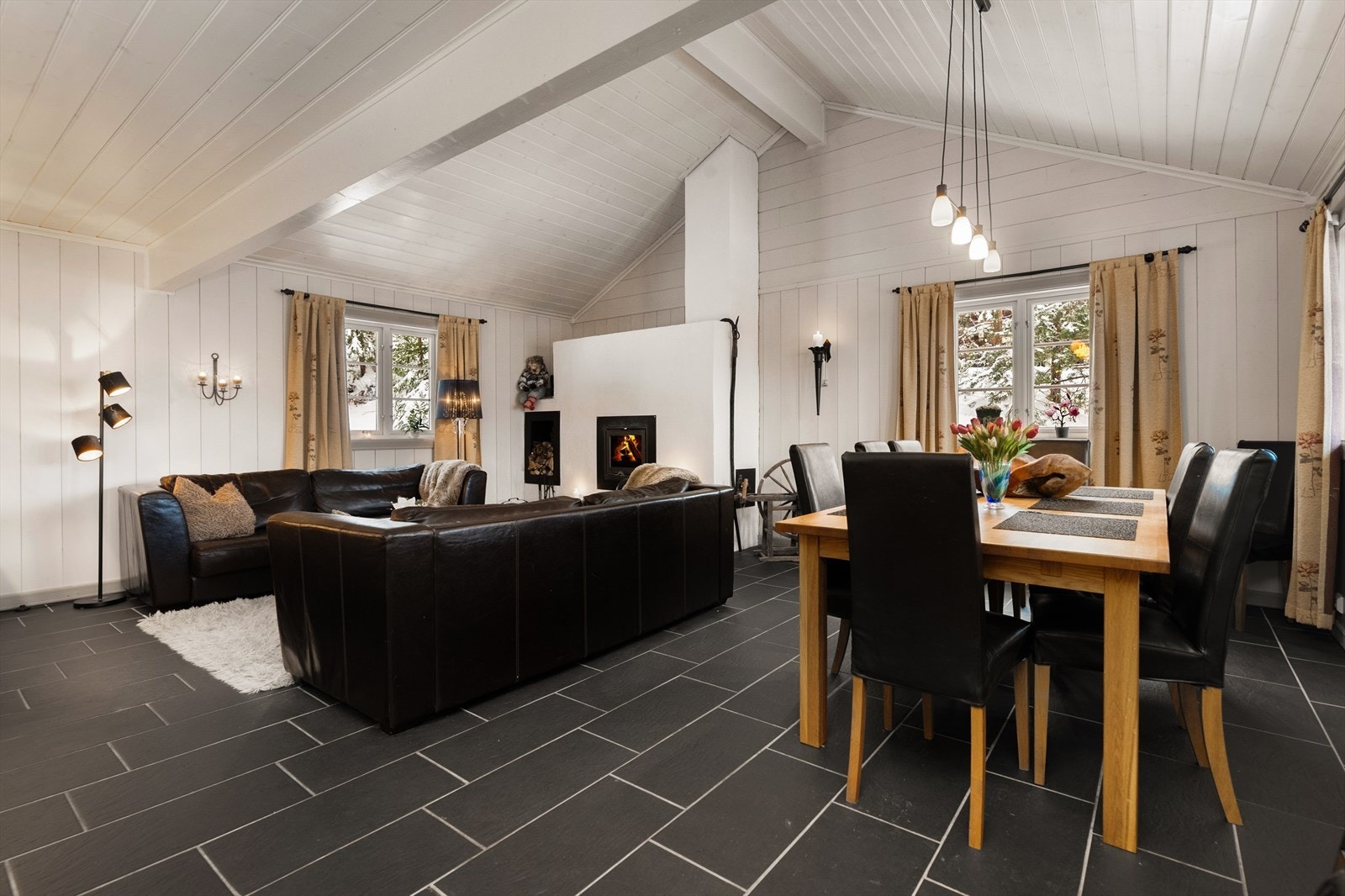 Gode vindusflater gir rikelig lysinnslipp i rommet. Galleribilde