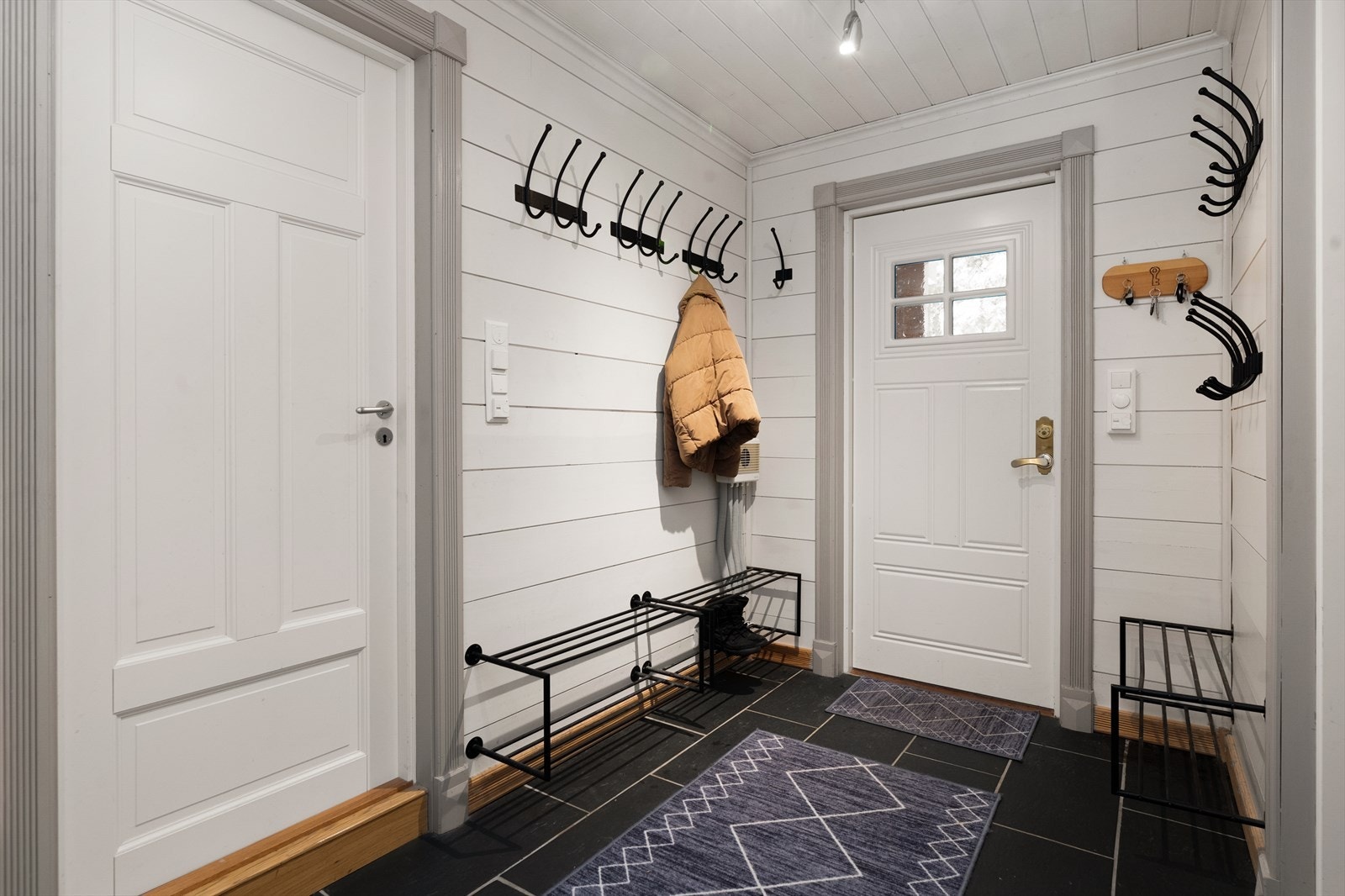 Romslig entré som ønsker velkommen inn! Her er det god plass til å sette fra seg sko og henge fra seg yttertøy. Galleribilde