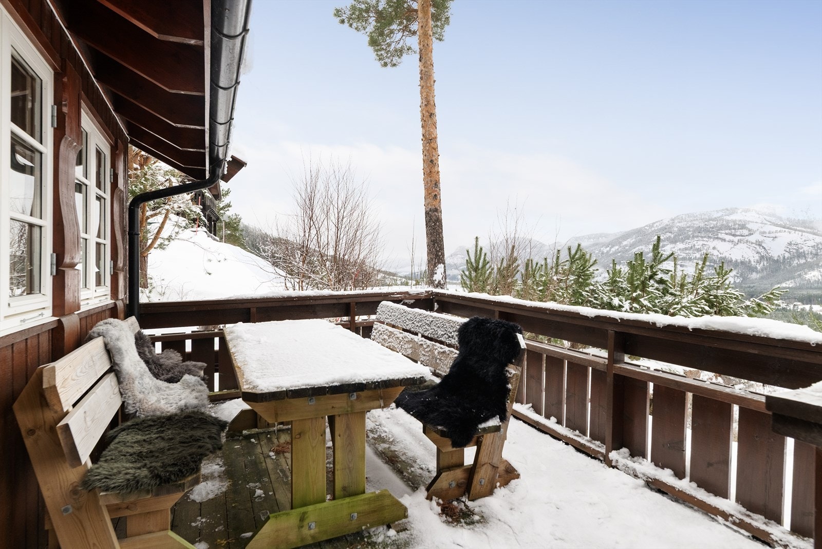 Fra kjøkkendelen er det utgang til delvis overbygget terrasse hvor det er god plass for utemøblement og grill. Galleribilde