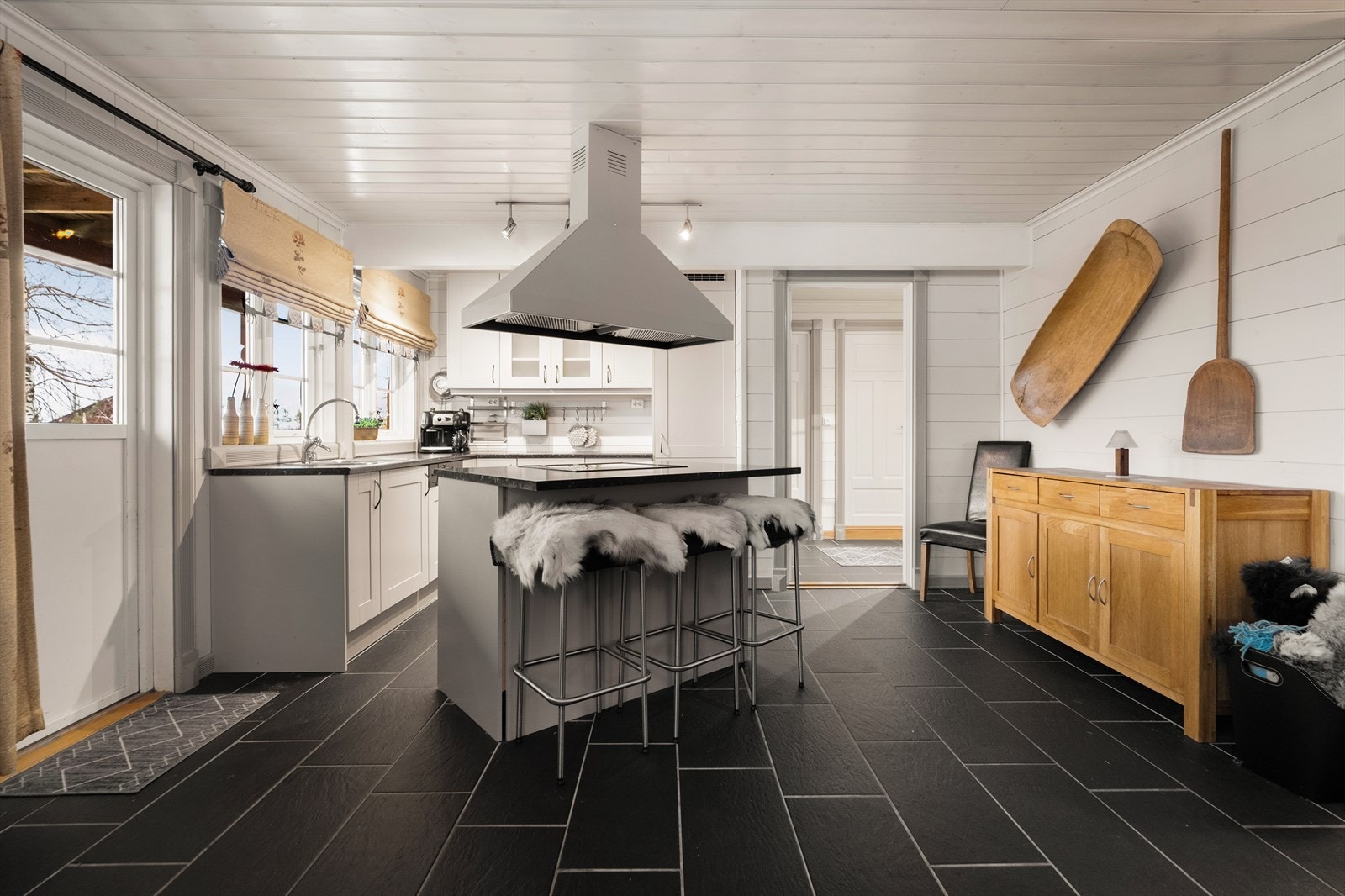 Flott kjøkken med god skap- og benkeplass, samt praktisk kjøkkenøy med frokostplasser. Over stekesone er det ventilator med kullfilter. Galleribilde