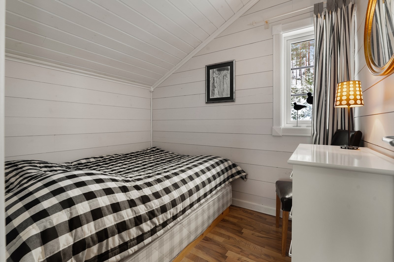 I 2.etg er det tre lyse og fine soverom. Hytta har totalt fire gode soverom så her er det plass for hele familien! Galleribilde