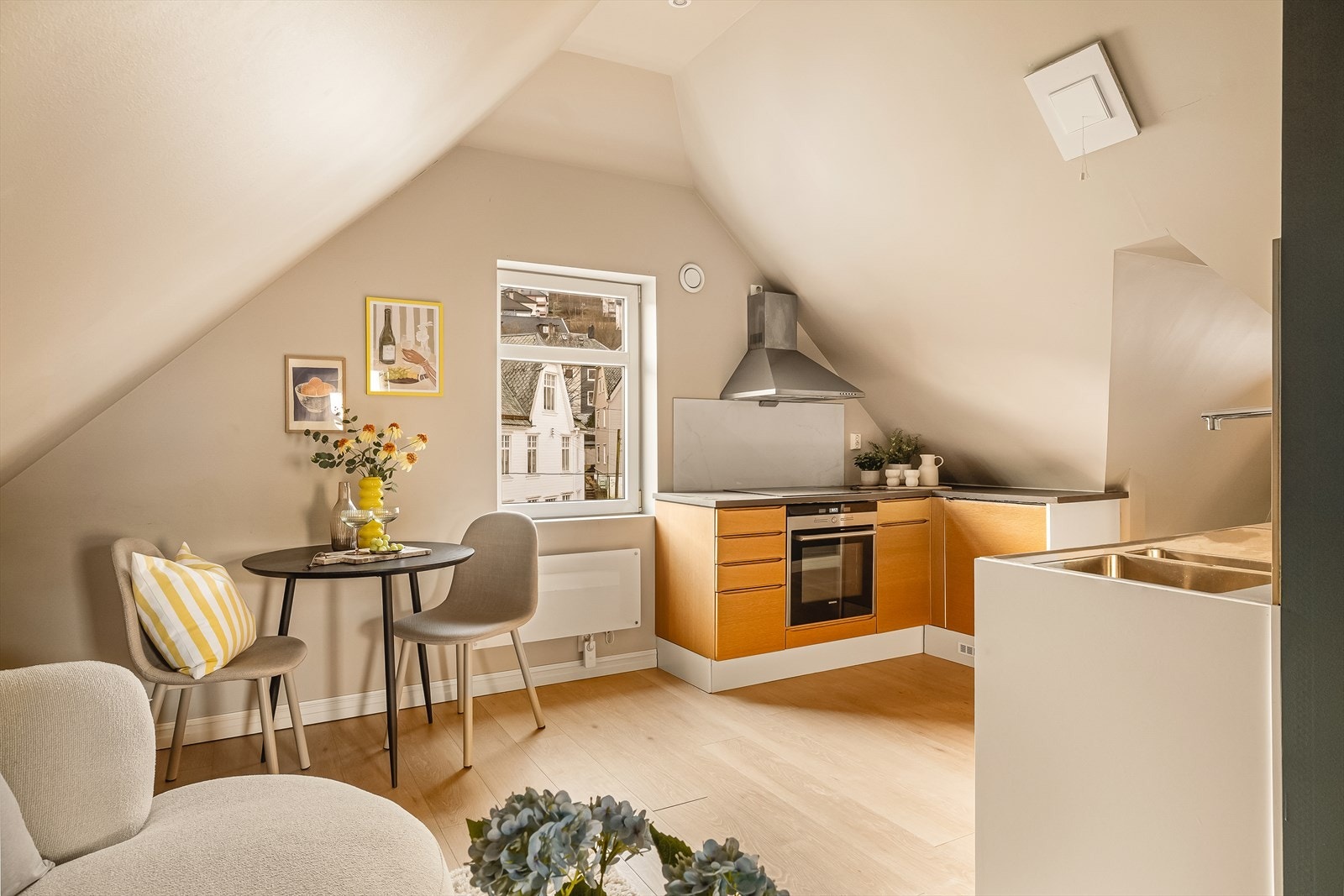 Den åpne løsningen gir leiligheten et sosialt preg. Galleribilde