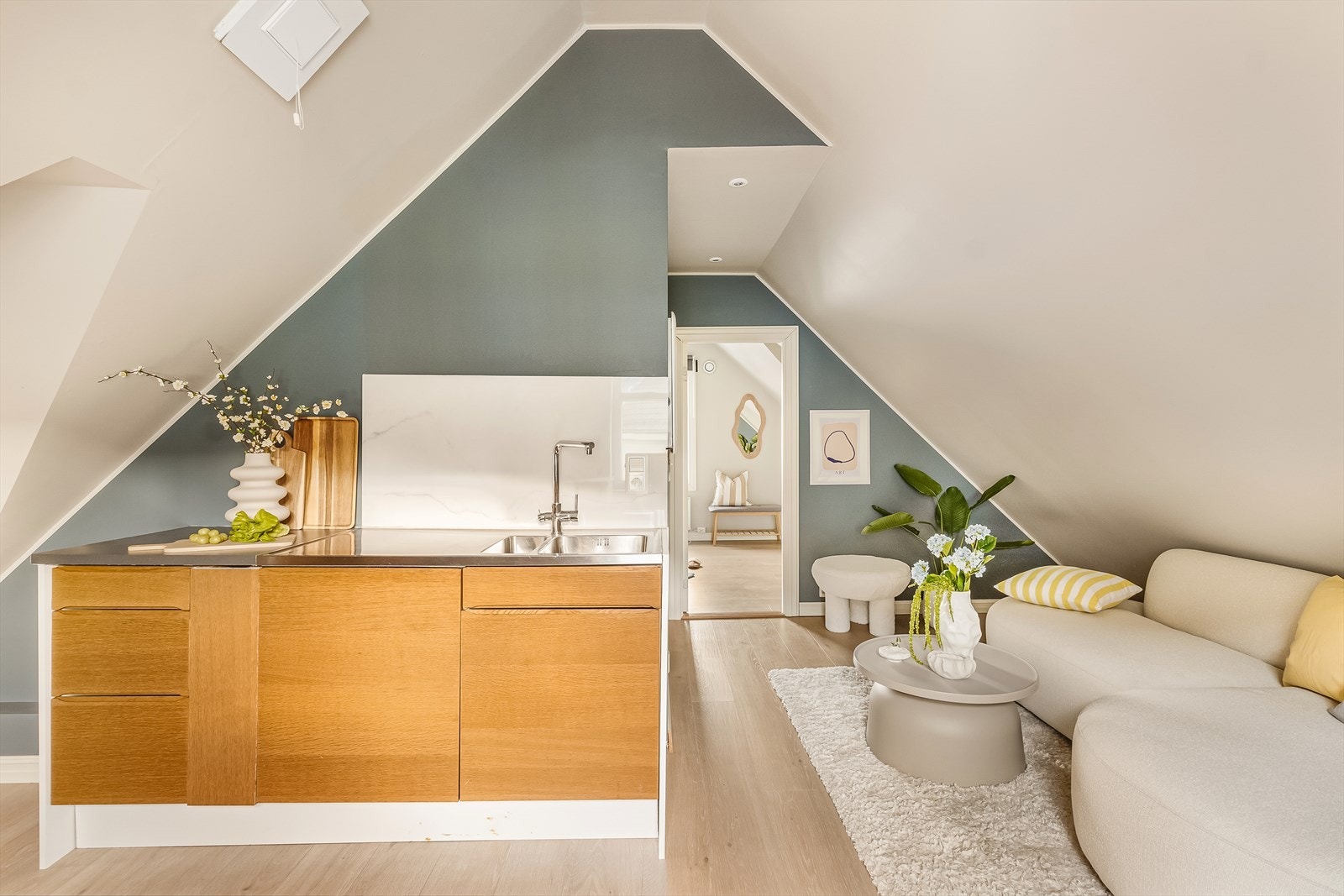 Leilighetens samlingssted er en herlig, åpen stue- og kjøkkenløsning på 15 kvm. Galleribilde