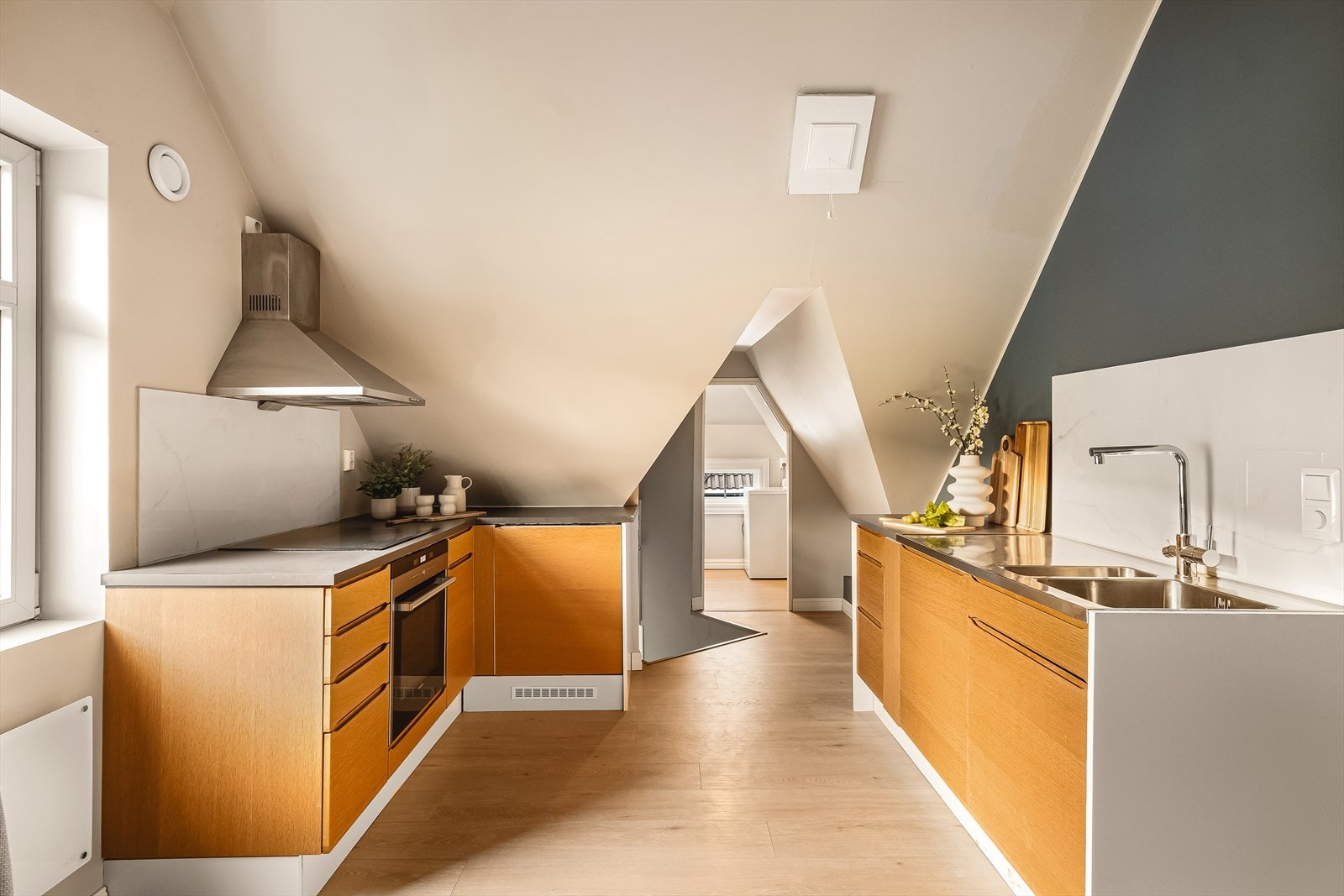 Kjøkkeninnredning med slette fronter og laminat benkeplate. Galleribilde