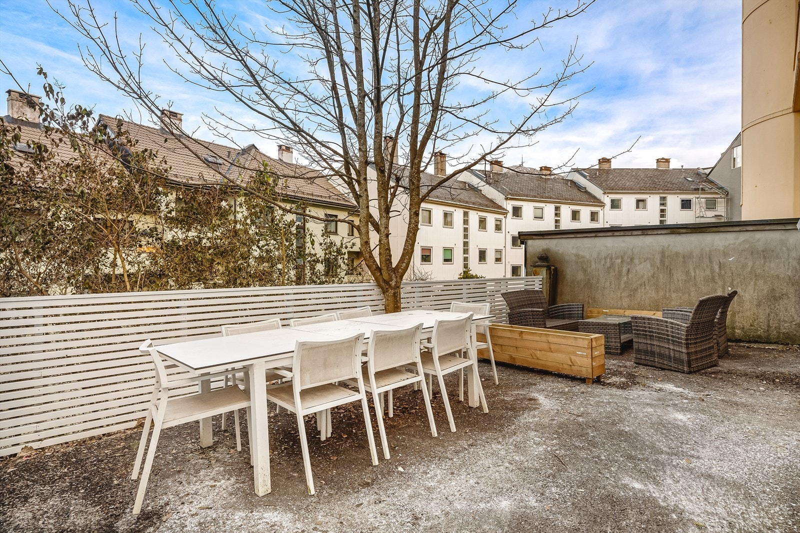 Sameiet disponerer et trivelig felles uteområde med rikelig med benkeplasser - her er det bare å slå seg til rette. Galleribilde