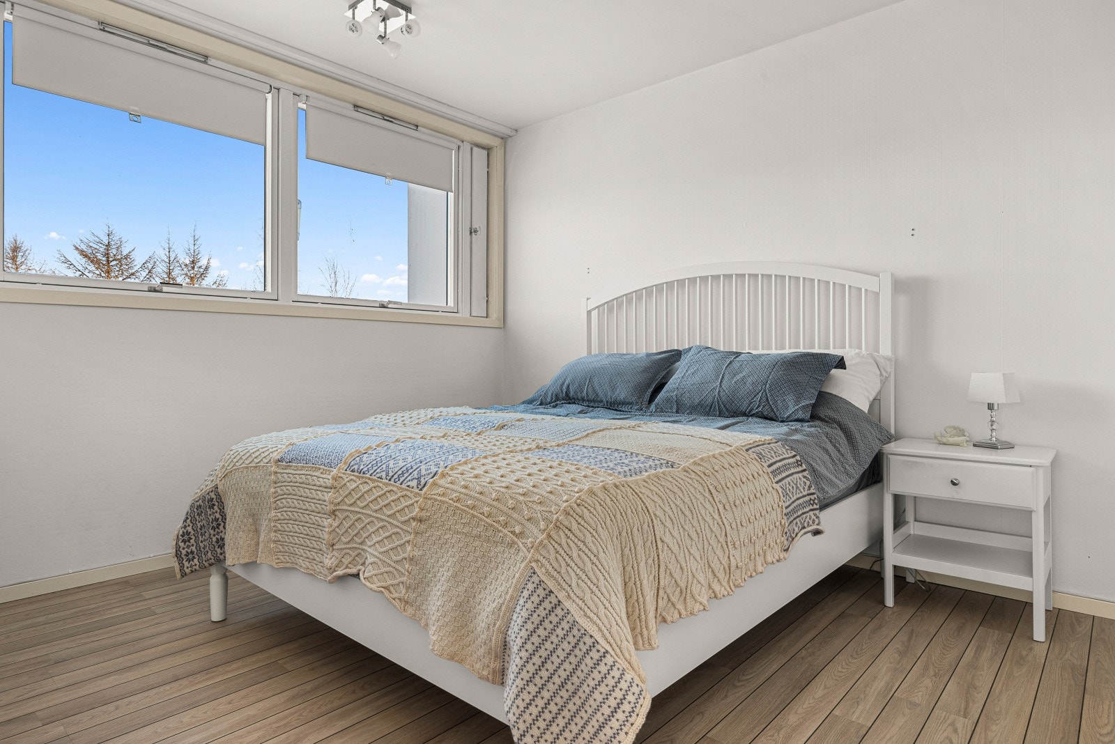 Leiligheten har et romslig soverom på hele 12,5 m², med god plass til både dobbeltseng og garderobeskap. Galleribilde