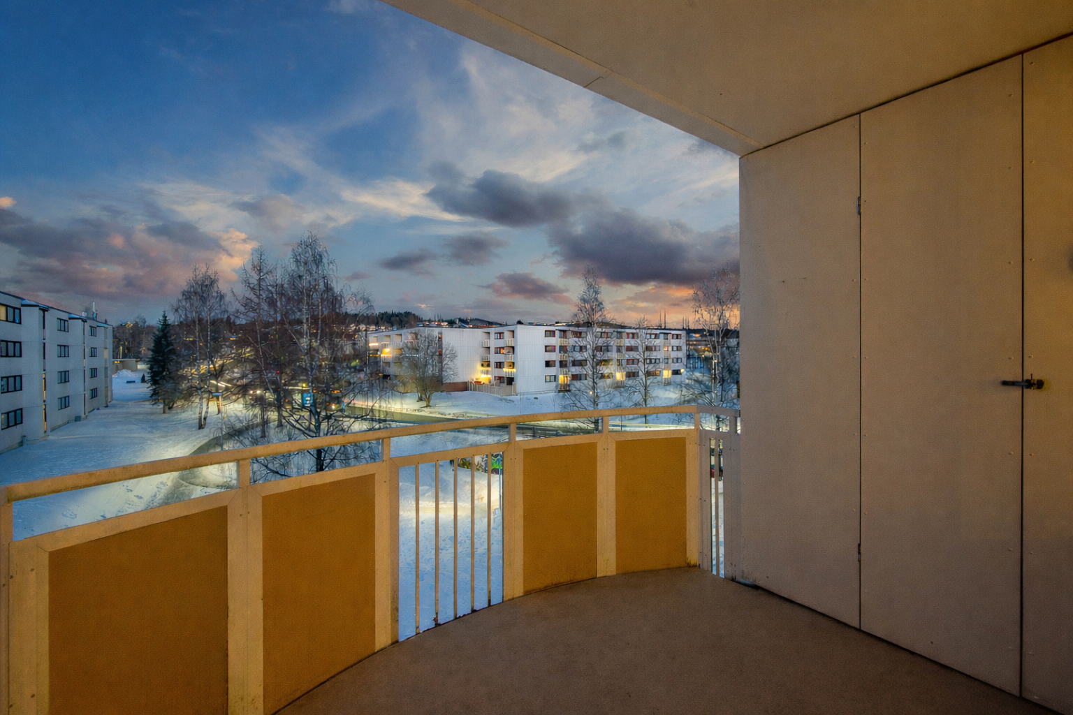 Som en naturlig forlengelse av stuen har leiligheten en vestvendt balkong på 8 m². I tilknytning til balkongen finnes en praktisk bod. Galleribilde