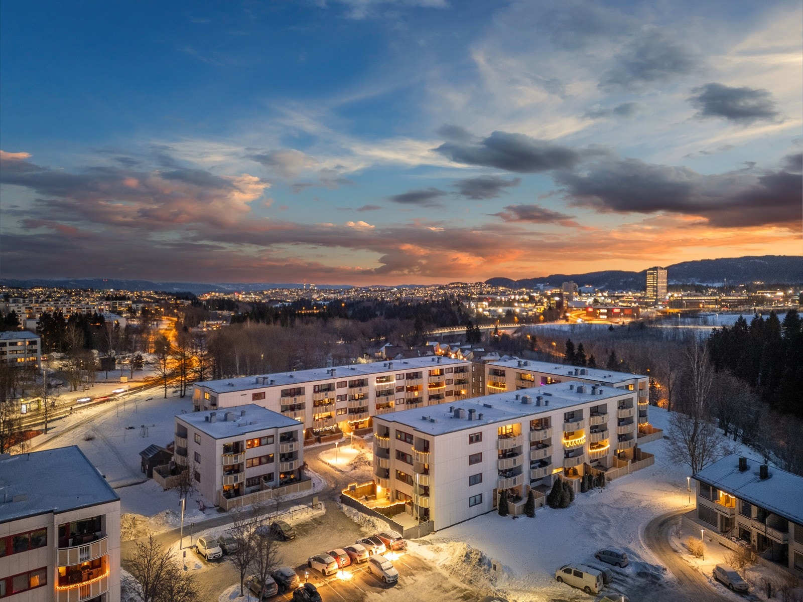 Det er gode parkeringsmuligheter i borettslaget, med to faste parkeringsplasser per leilighet og tre gjesteparkeringer. I tillegg er det mulighet for parkering i garasje. Galleribilde