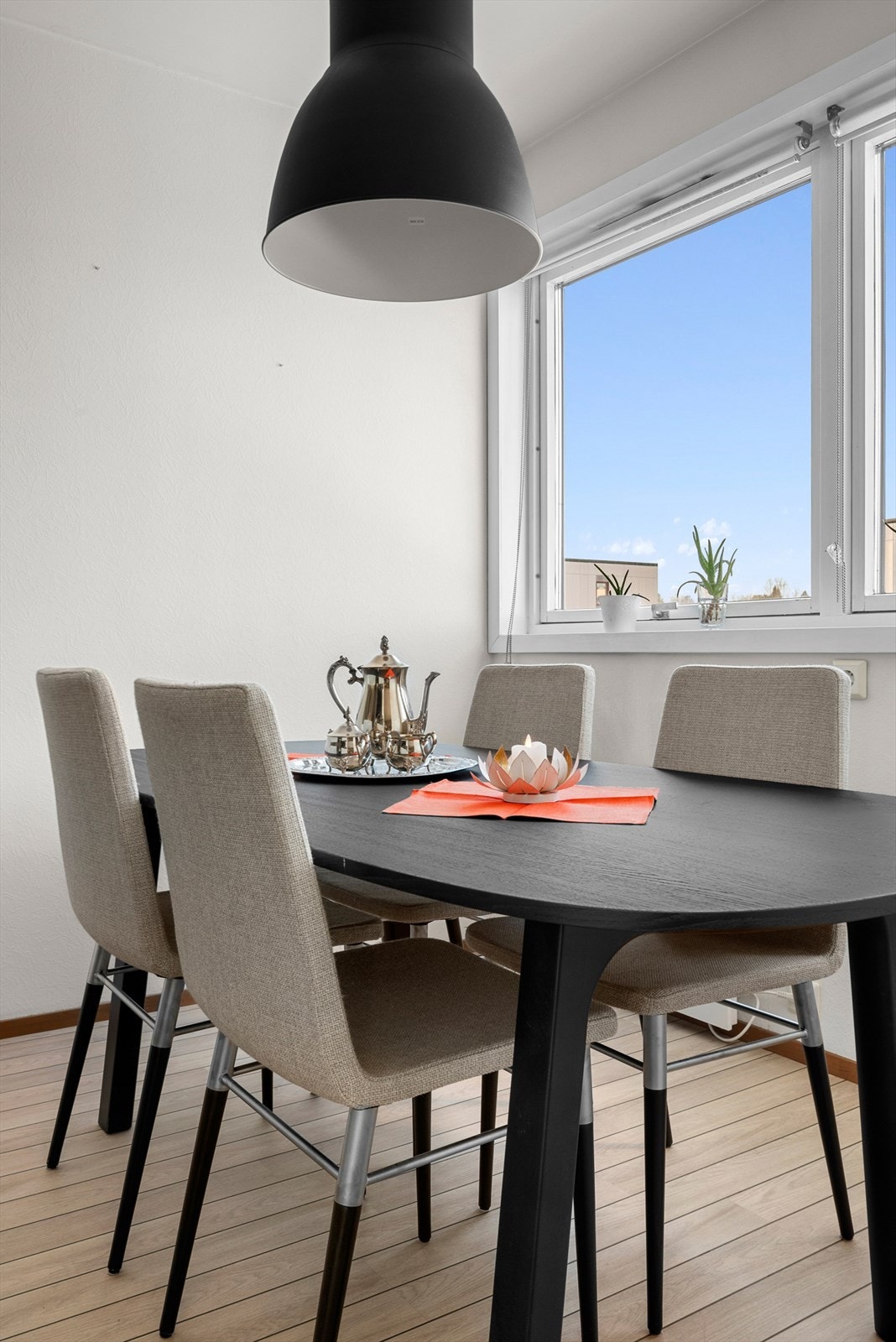 Ved kjøkkenet lar det seg naturlig innrede med en ønsket spisebordsgruppe. Galleribilde